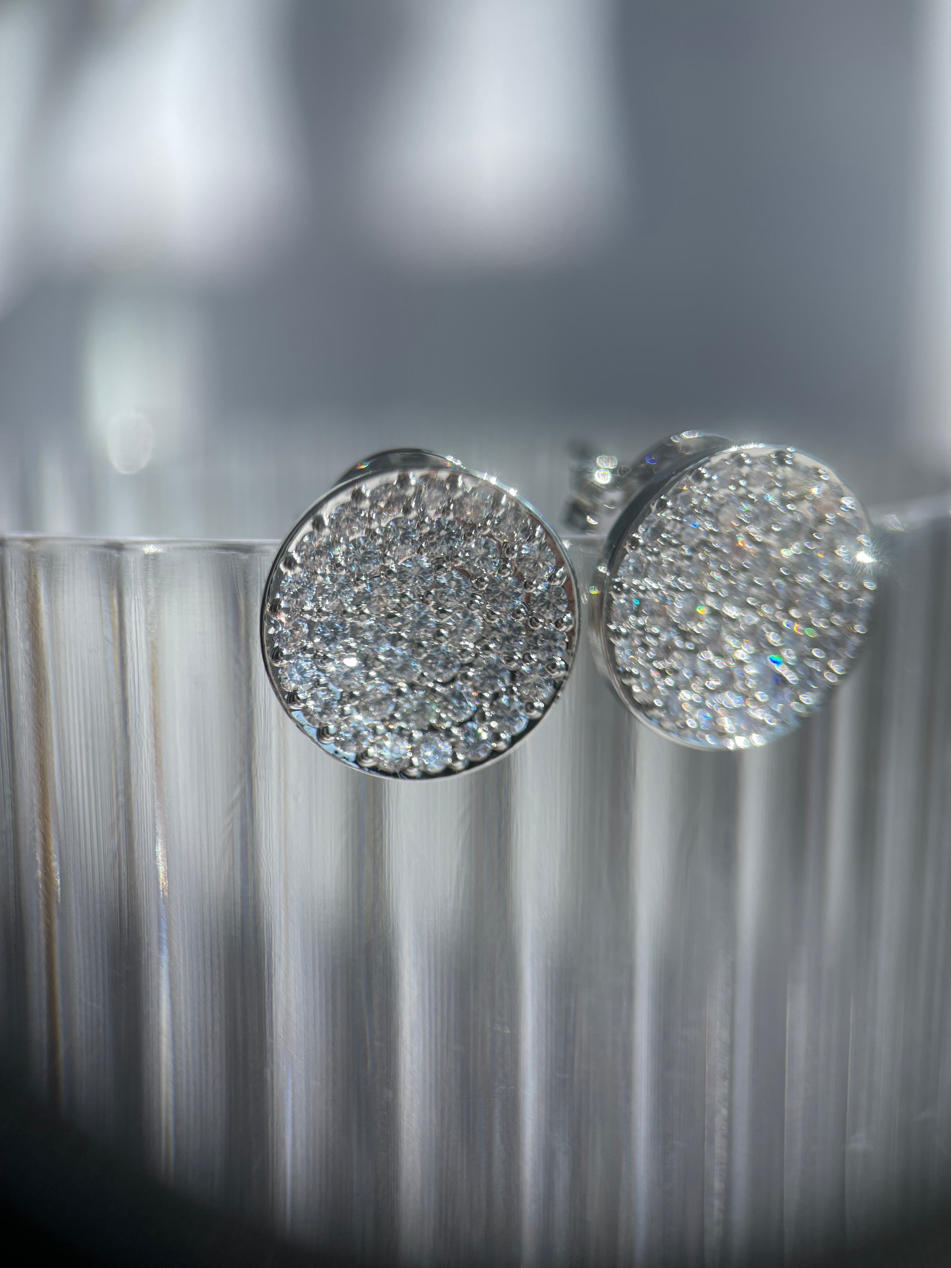 Brinco plate cravejado pequeno níquel