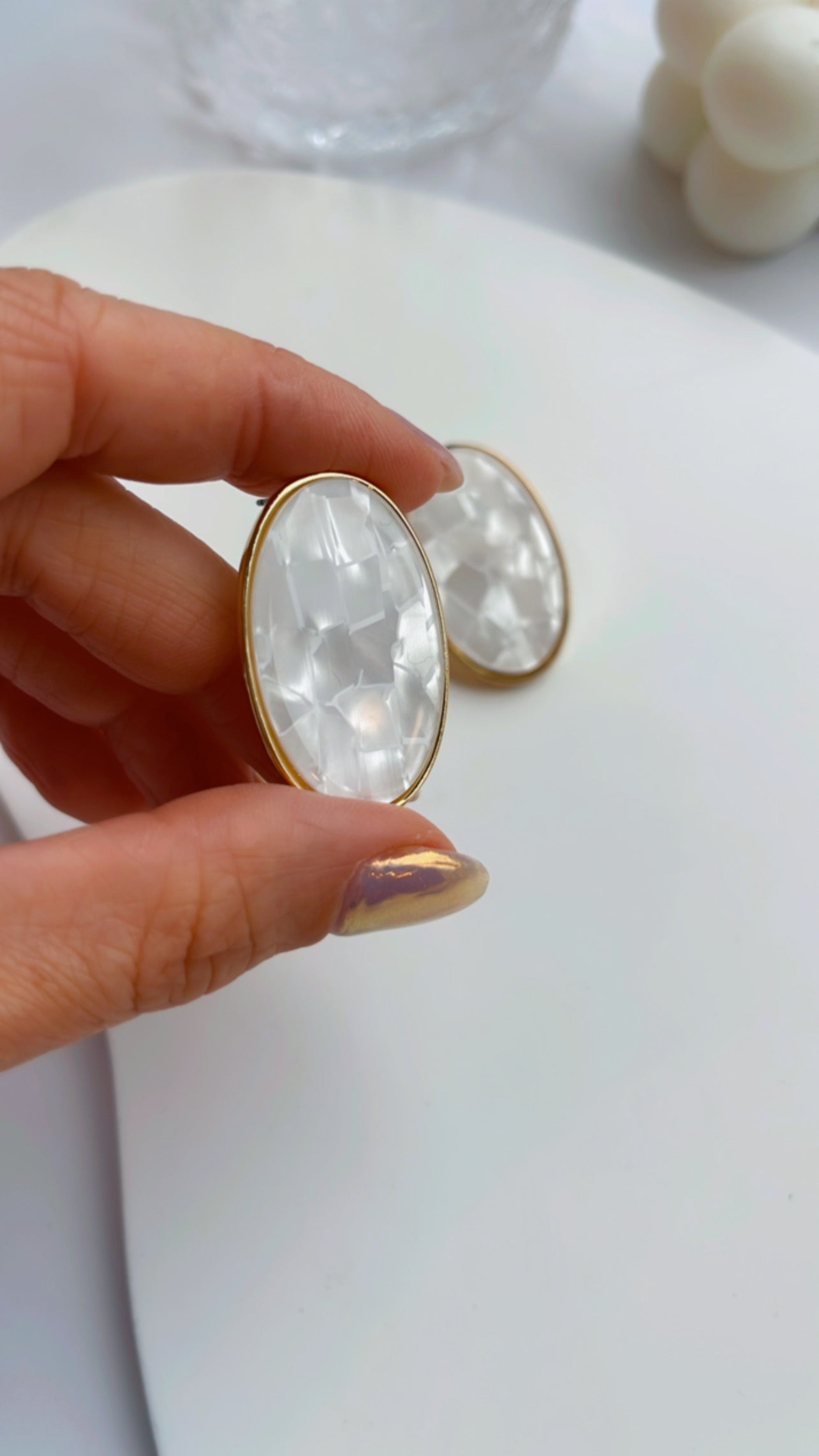 Brinco oval madre pérola