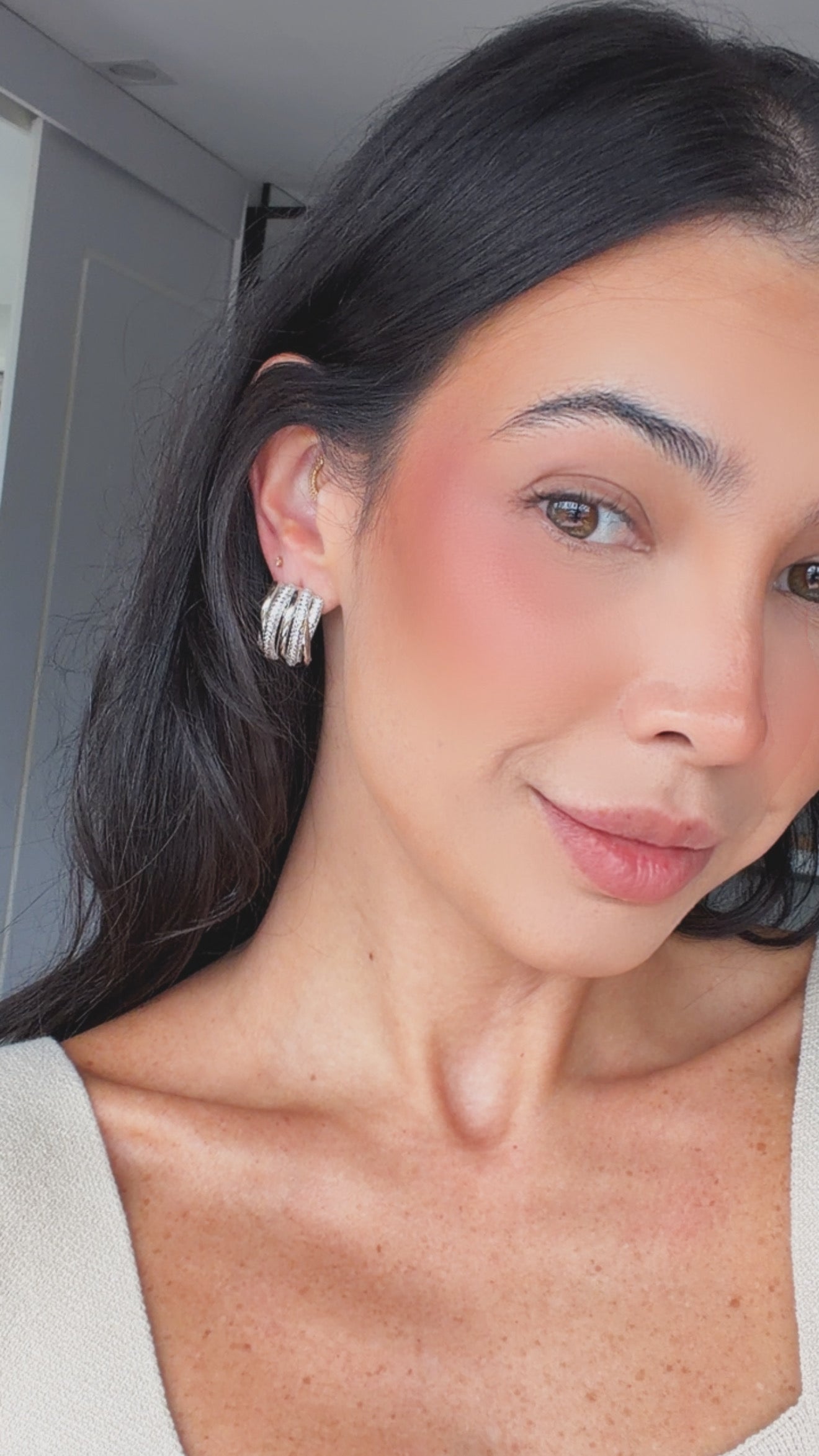 Brinco argola entrelaçada cravejada niquel