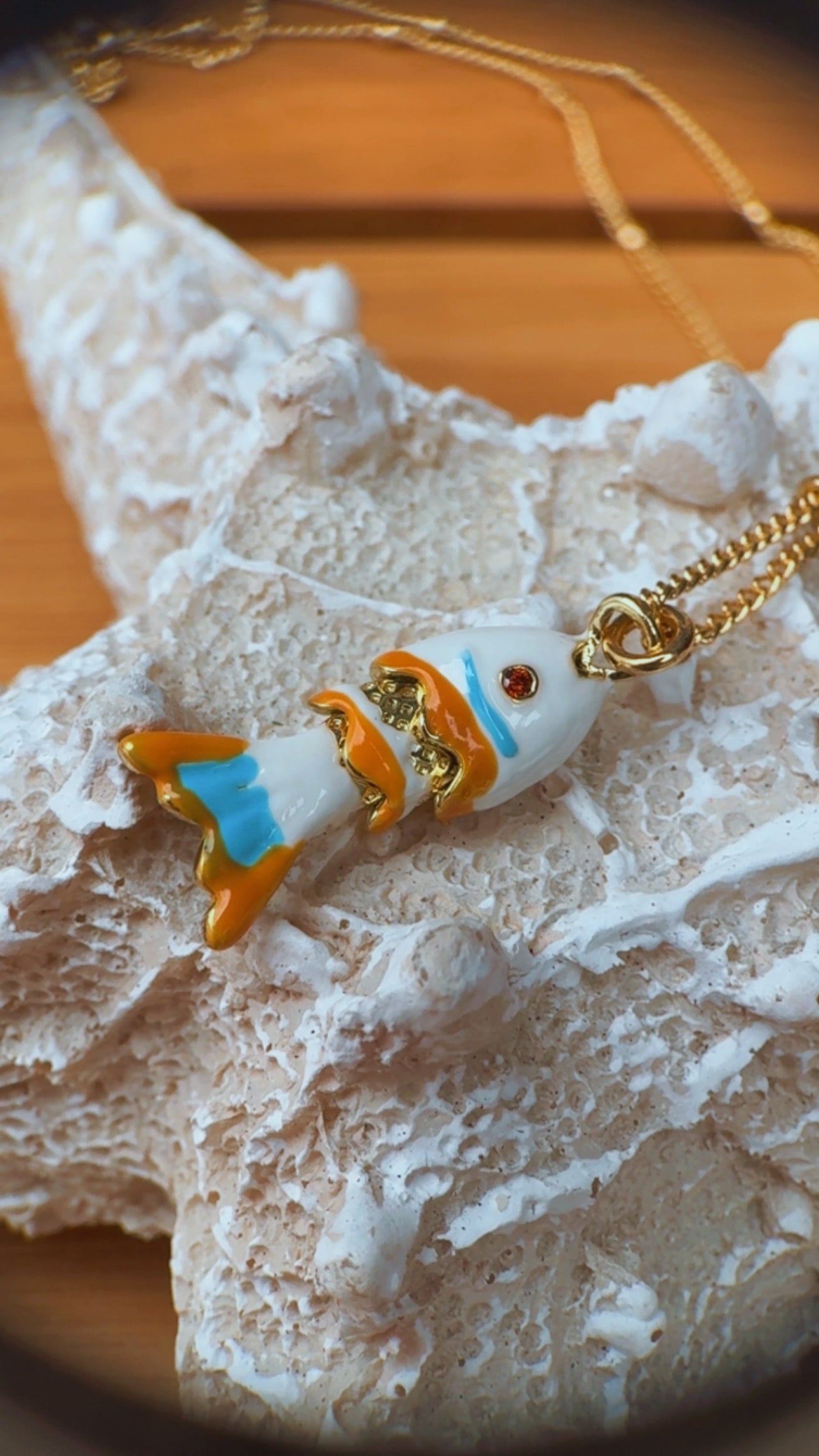 Colar mini peixe branco