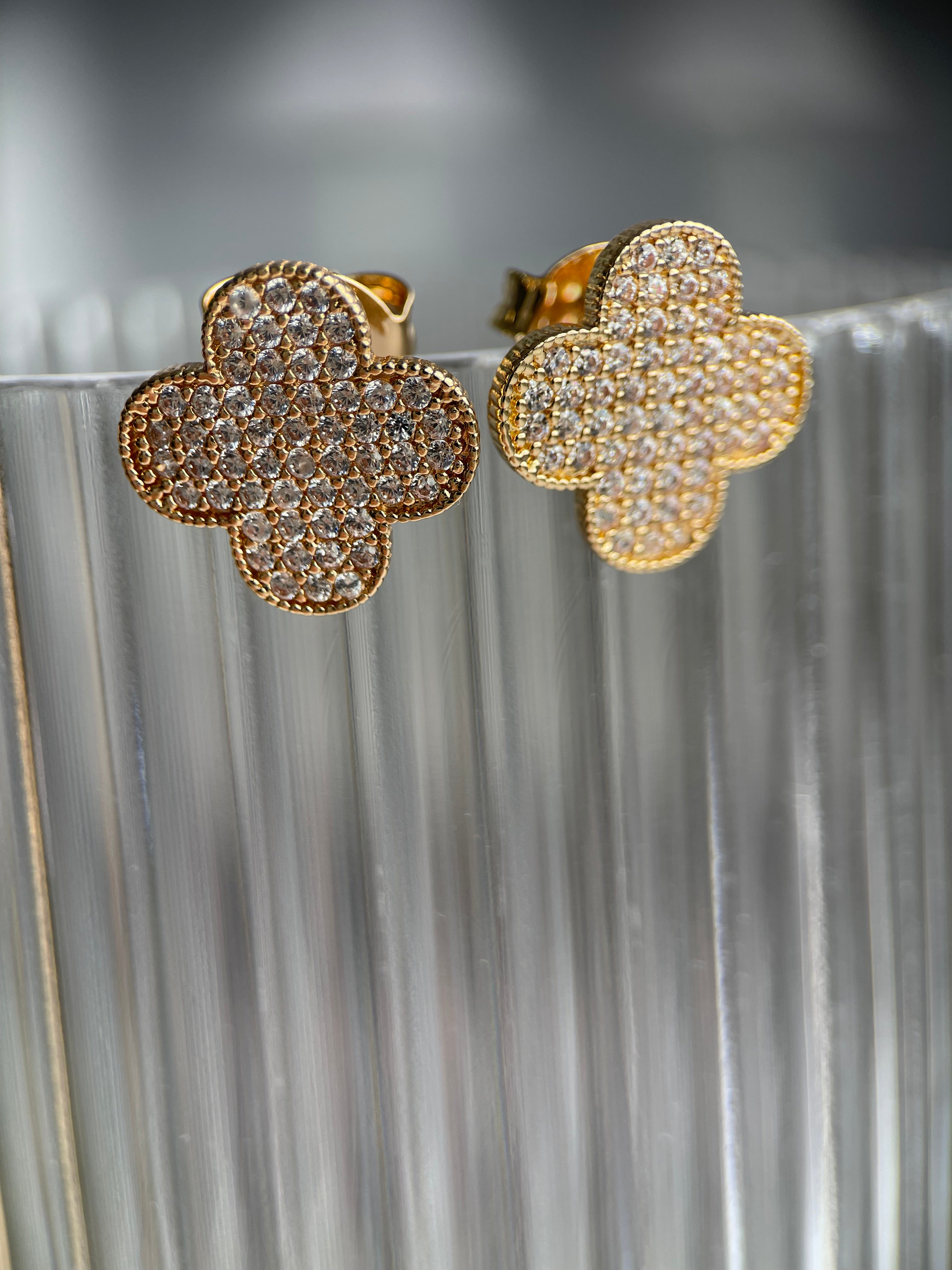 Brinco unique cravejado grande