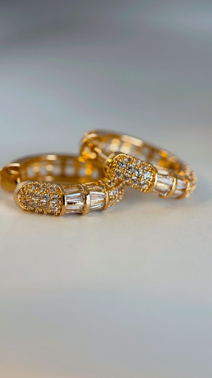 Brinco argola baguete