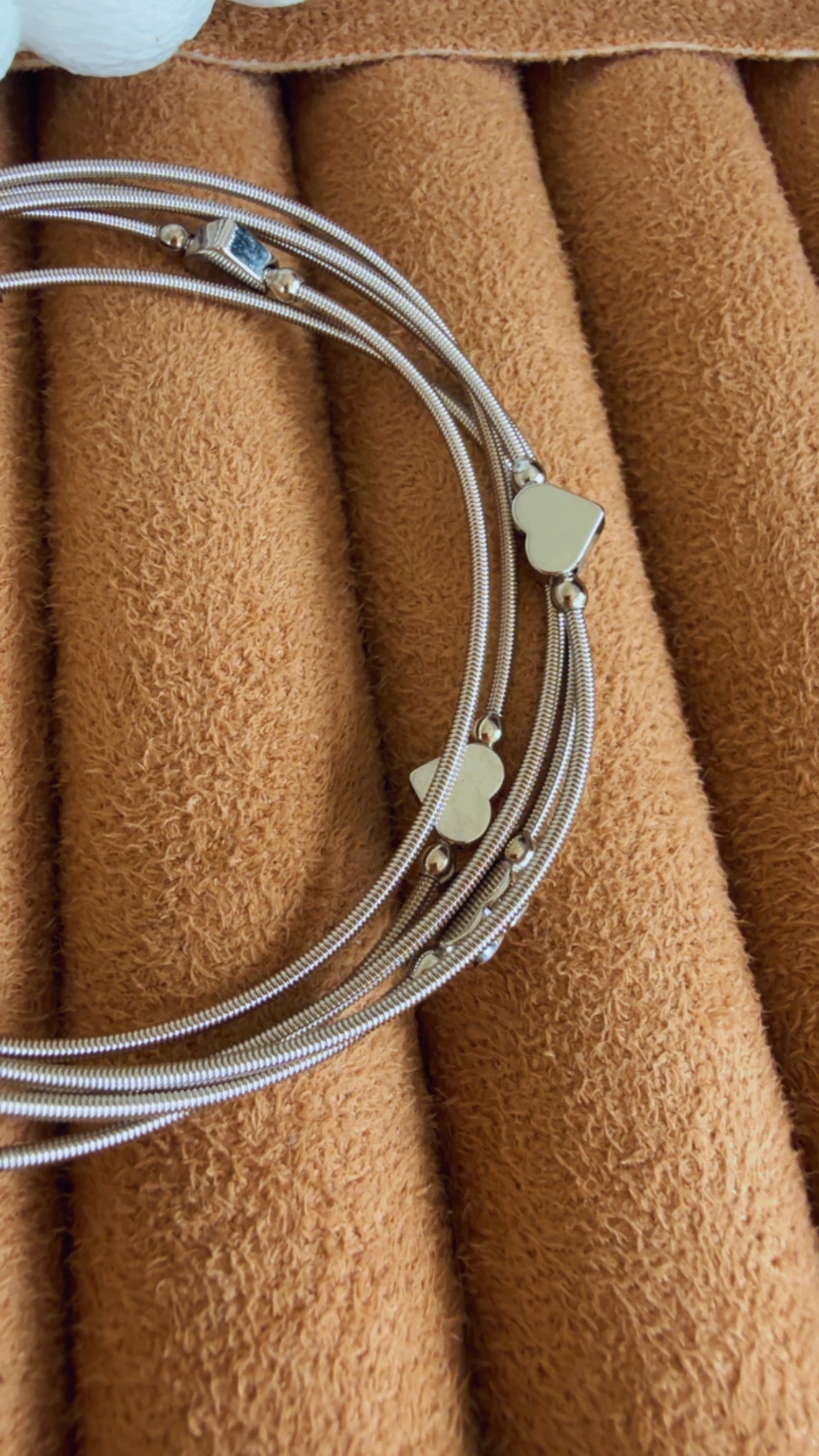 Pulseira string corações ródio fecho em imã