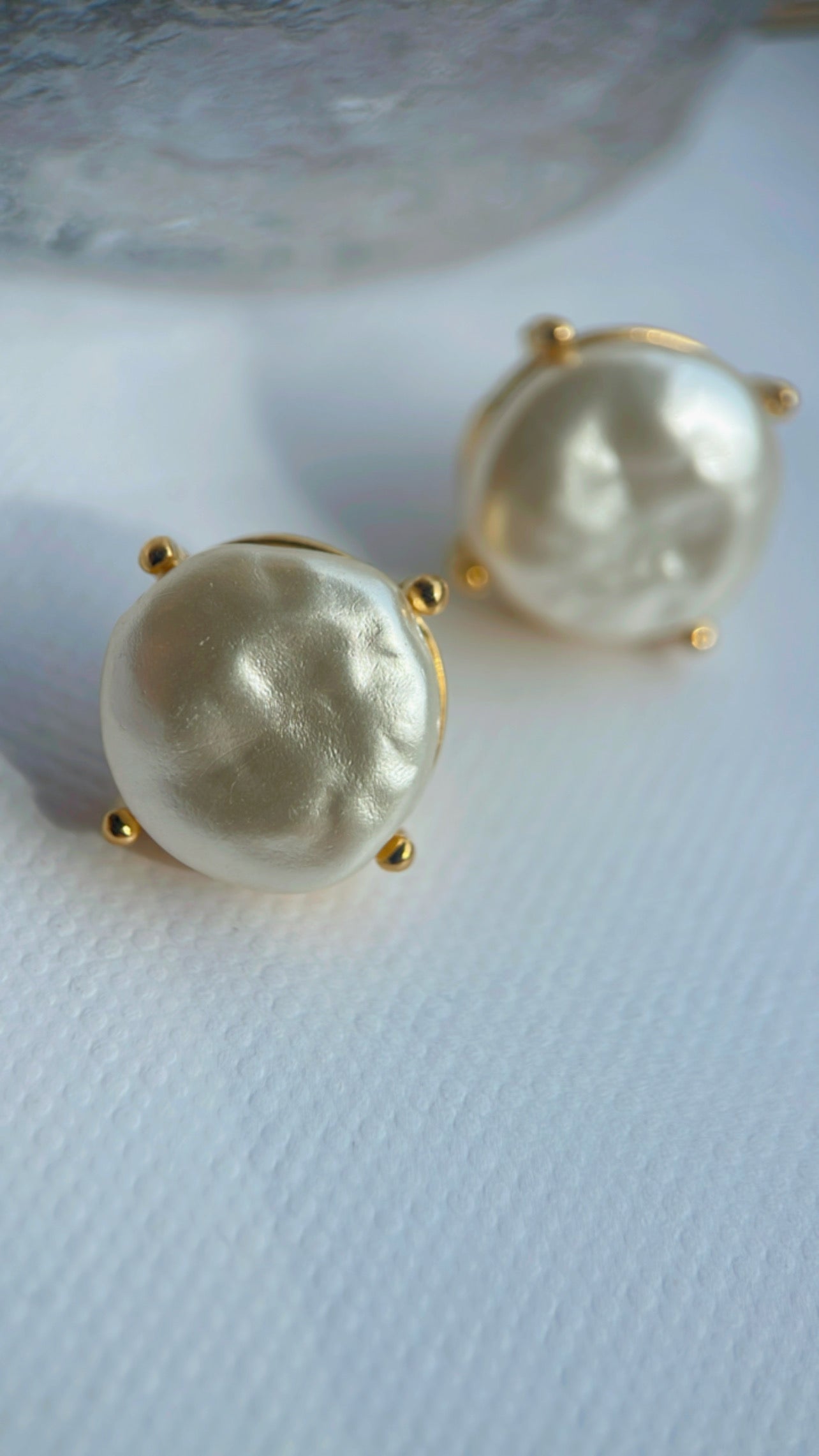 Brinco pastilha base pérola