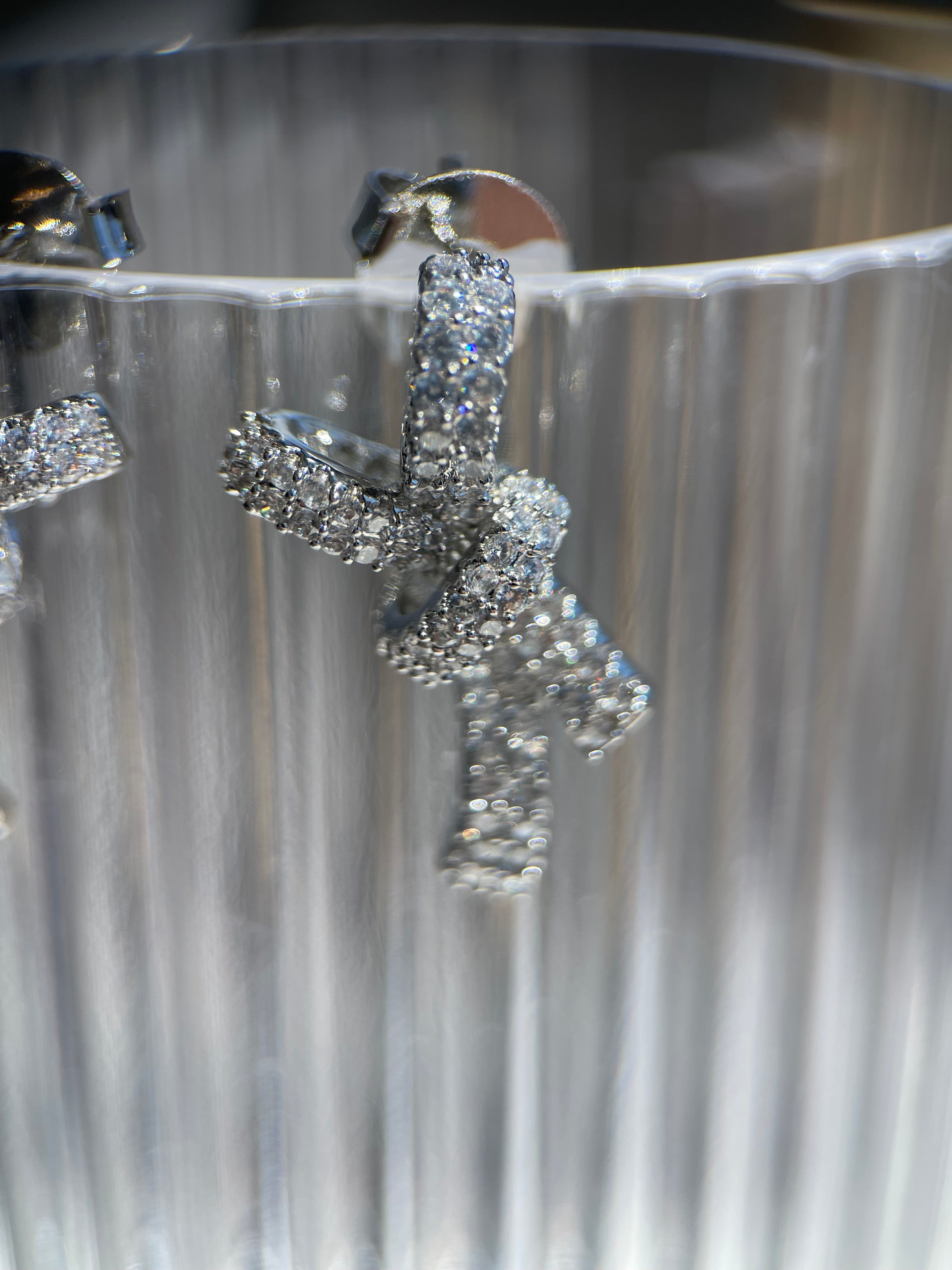 Brinco laço cravejado níquel