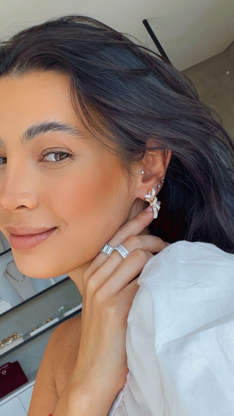 Brinco laço cravejado