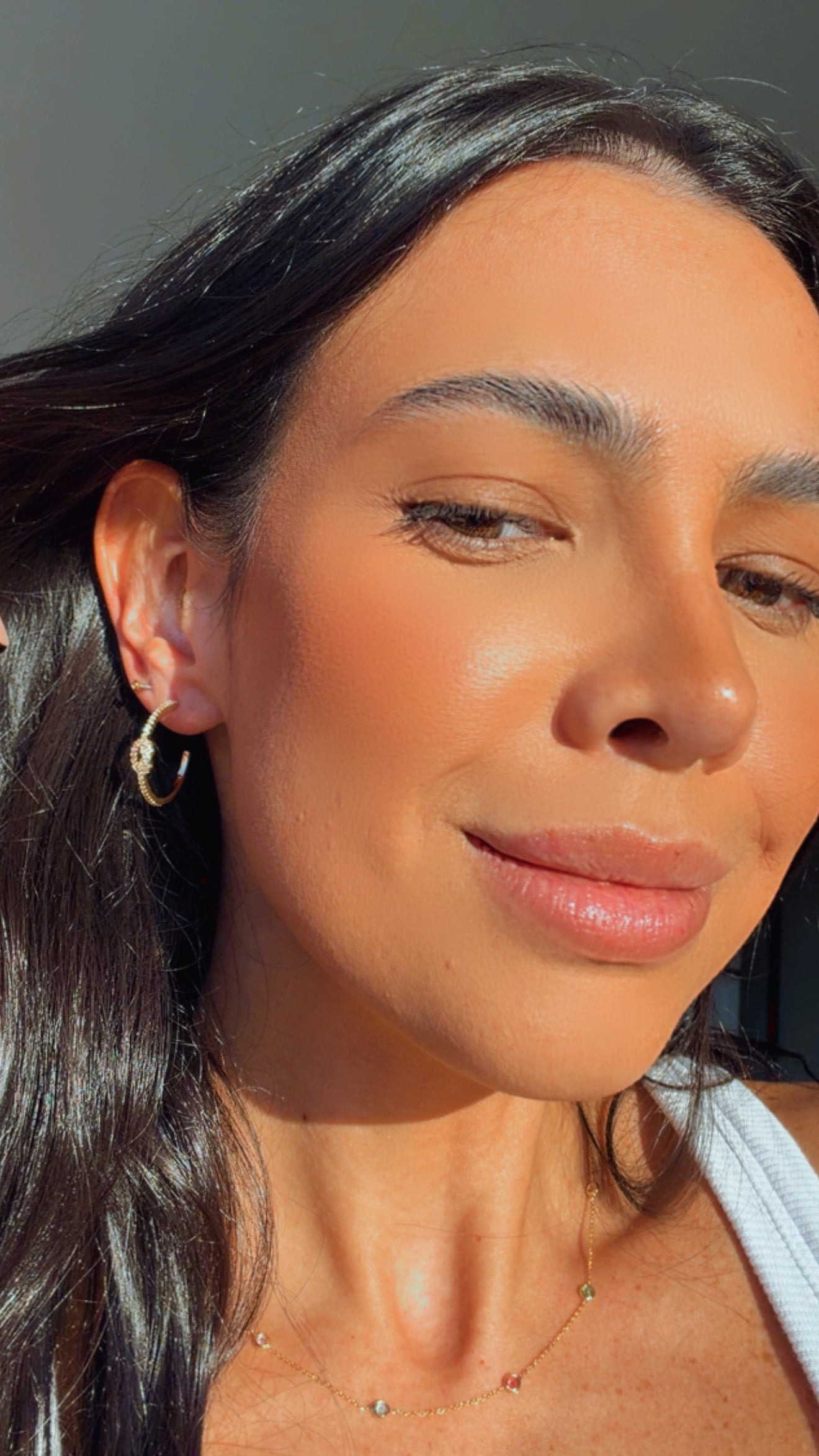 Brinco argola nó M cravejado