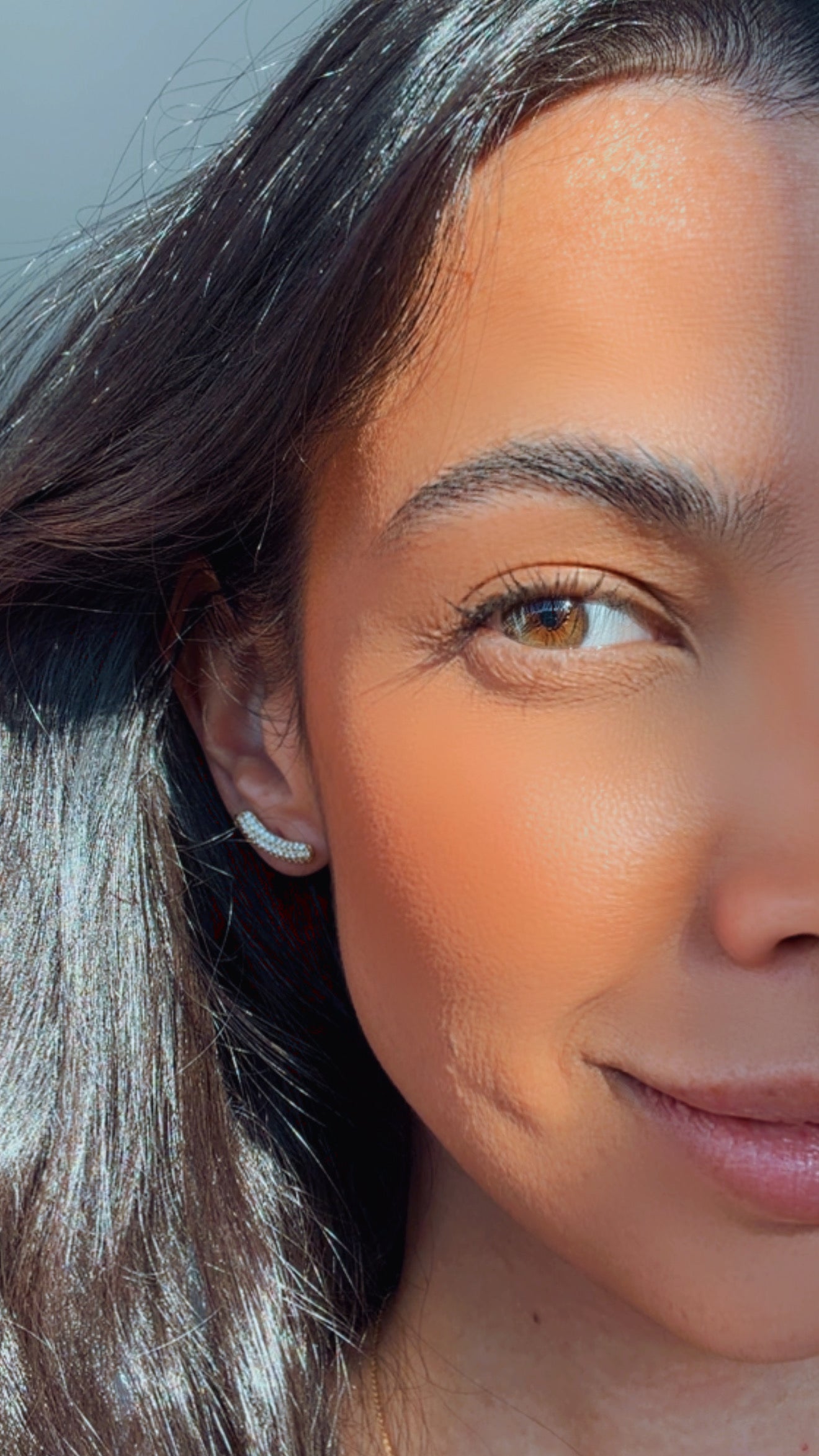 Brinco mini barrete cravejado