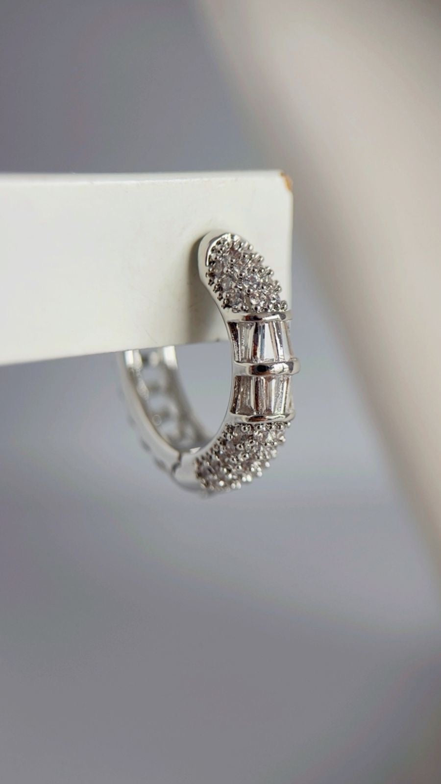 Brinco argola baguete níquel