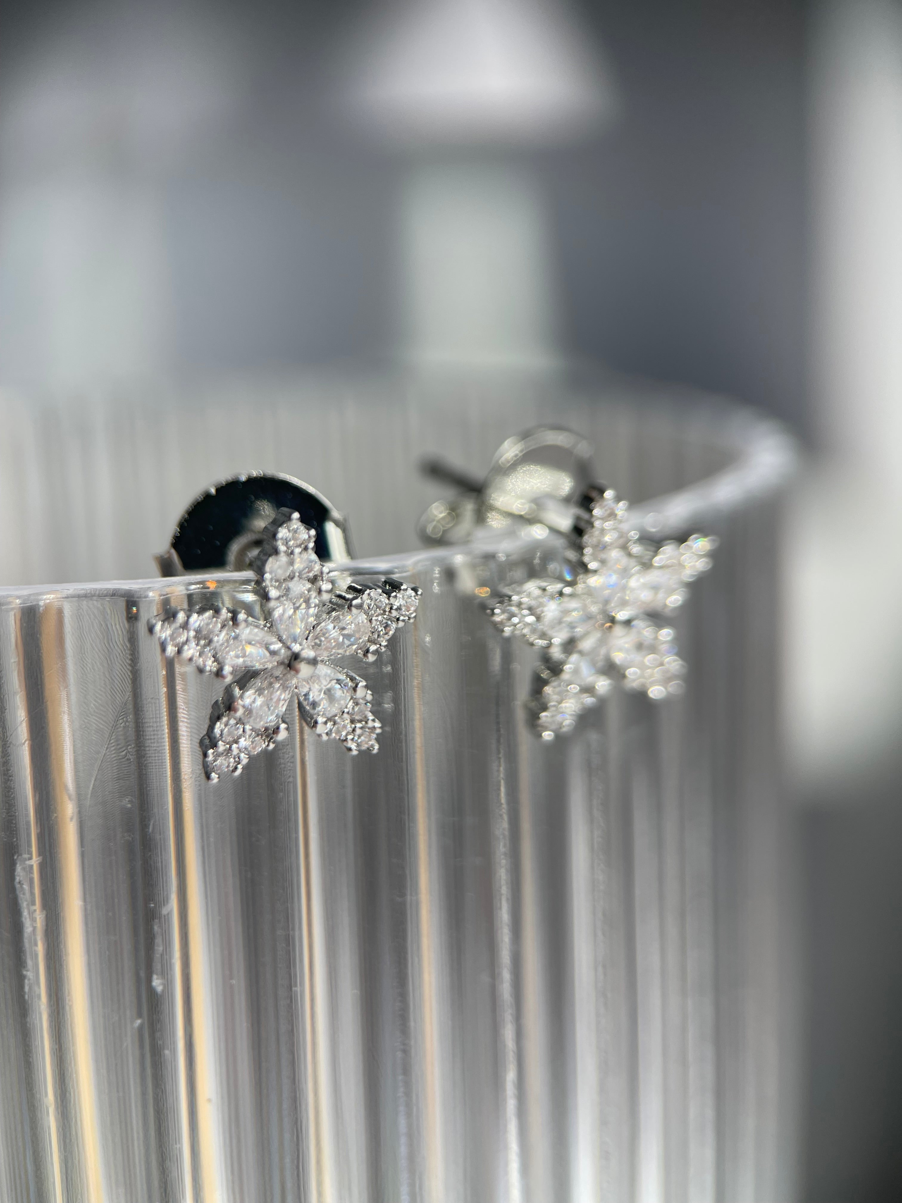 Brinco flor de natal ródio