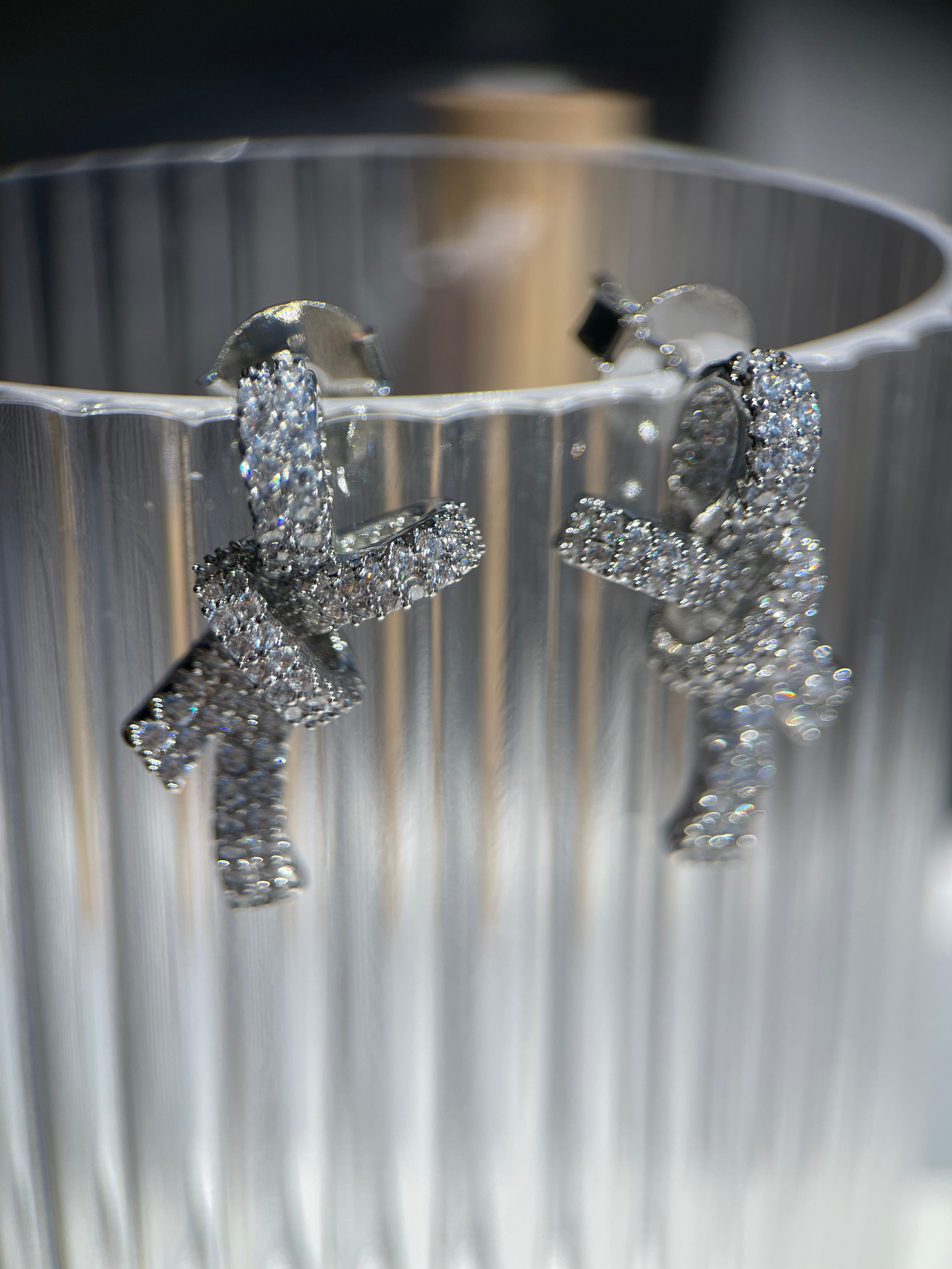 Brinco laço cravejado níquel