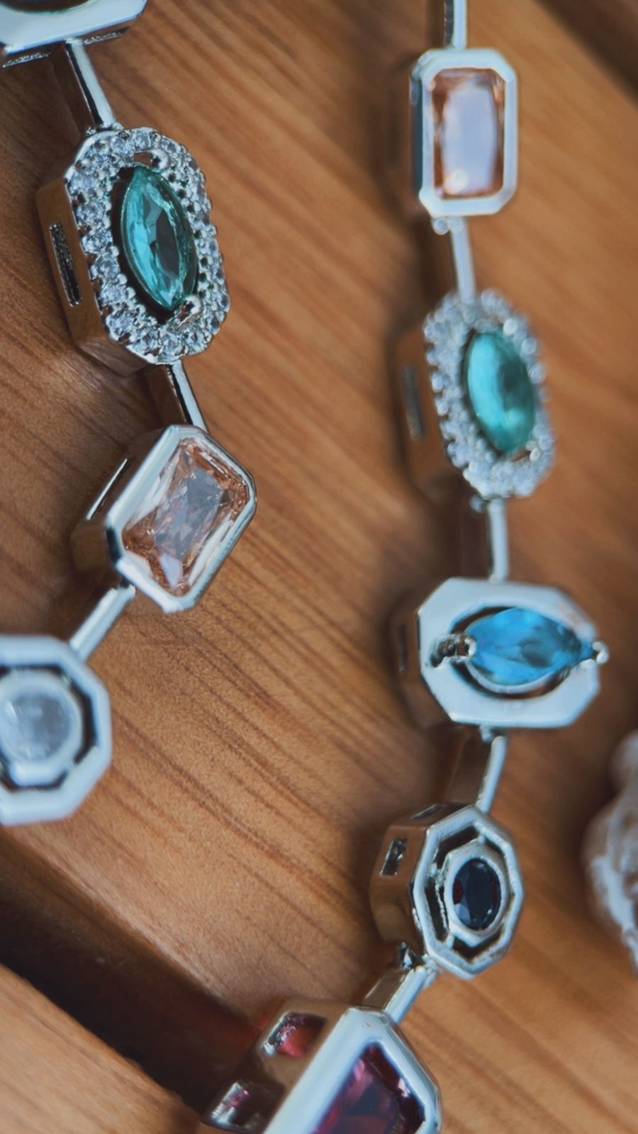 Colar pedras color níquel