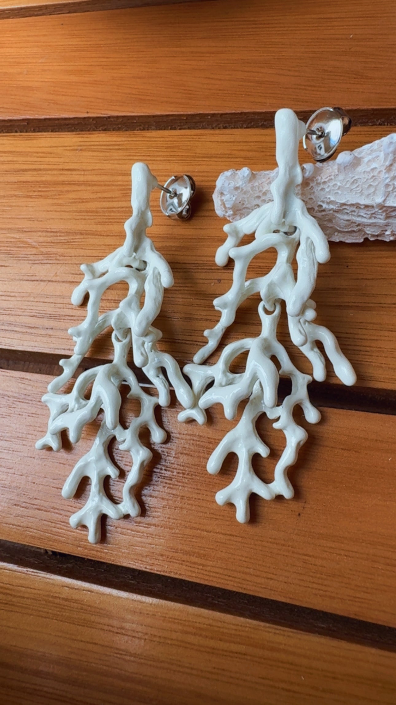 Brinco coral off metal