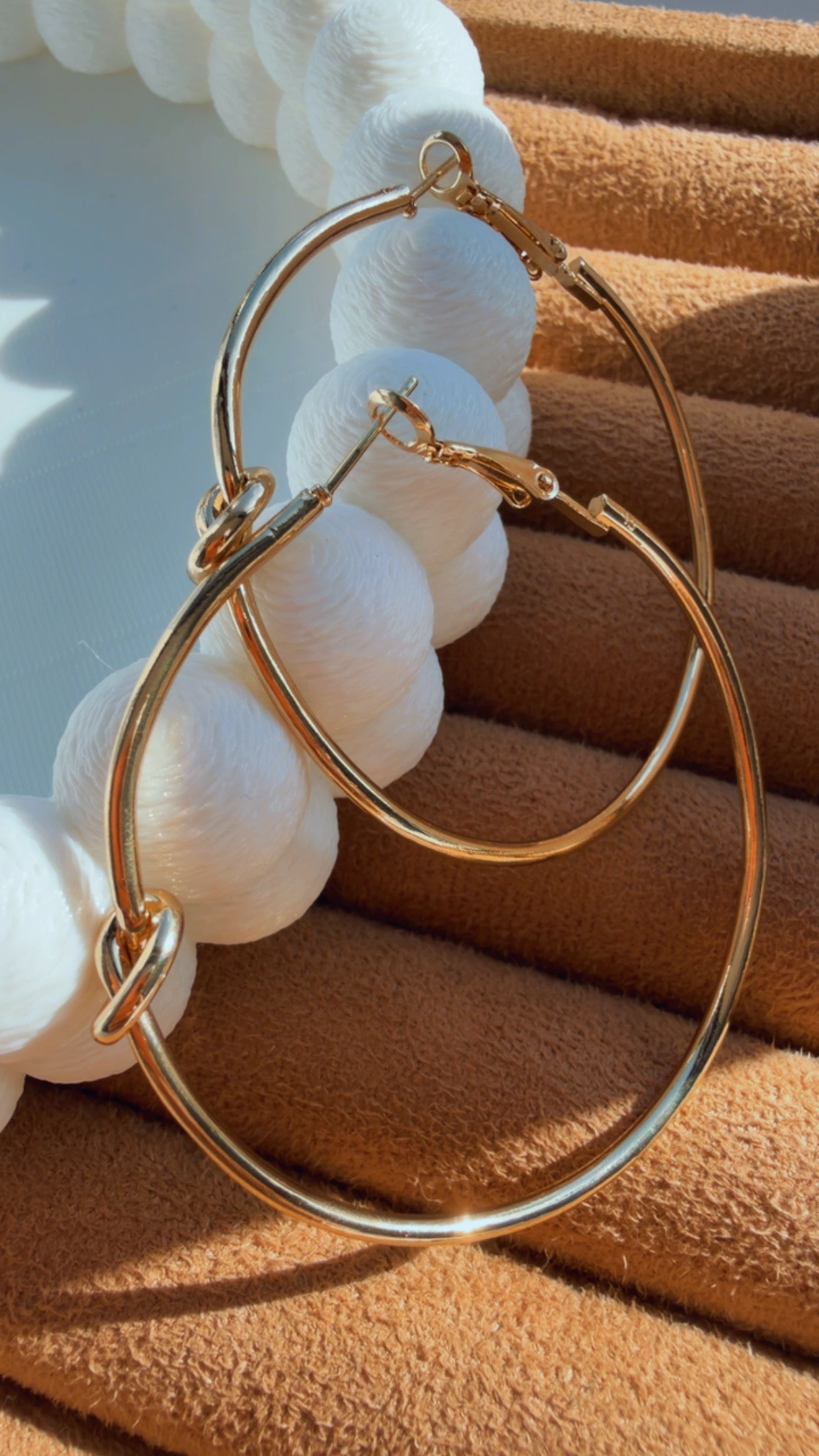 Brinco argola grande lisa nó