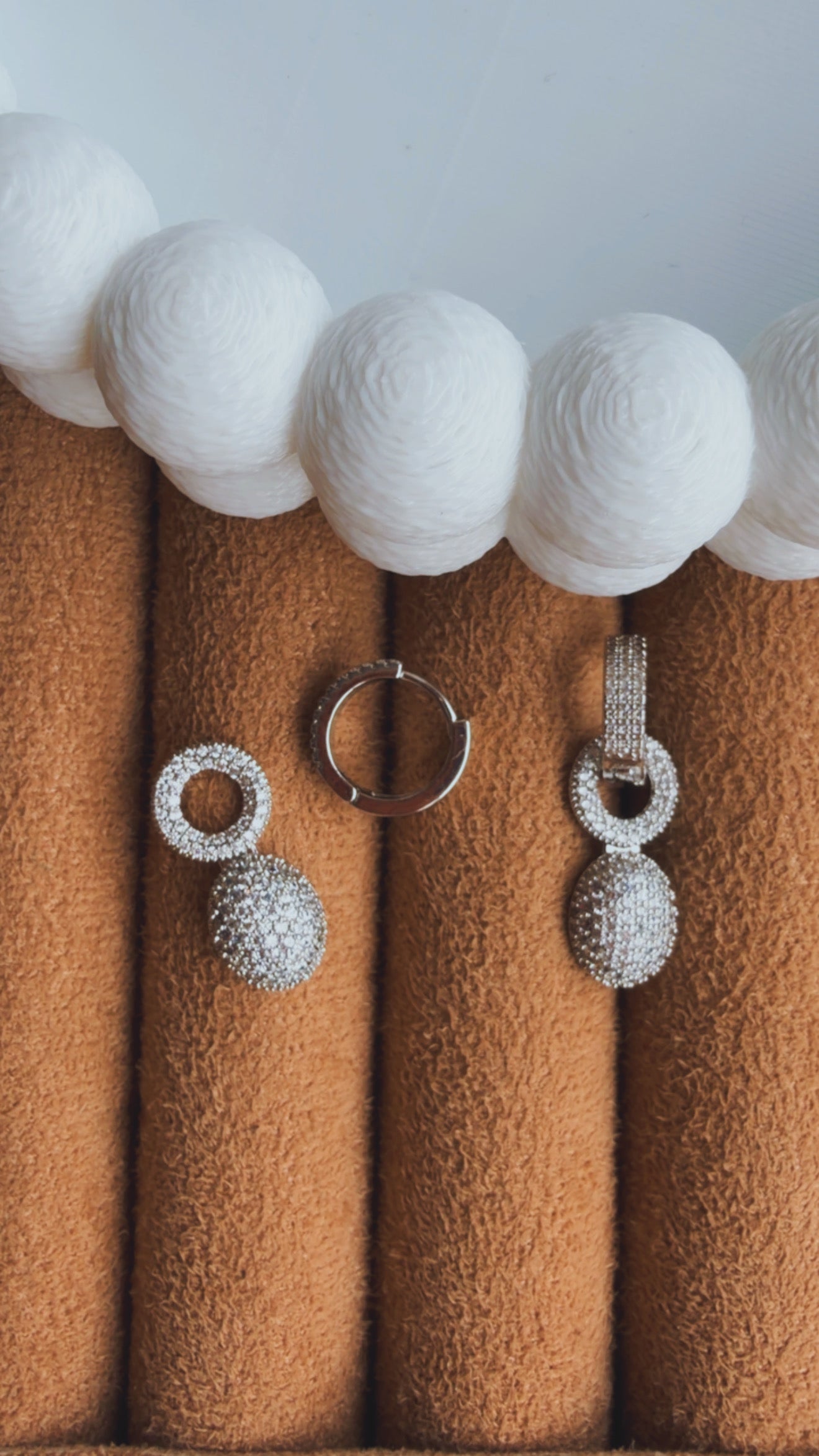 Brinco pendente beans cravejado niquel