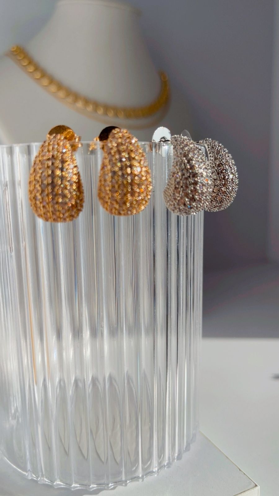 Brinco gota grande cravejada