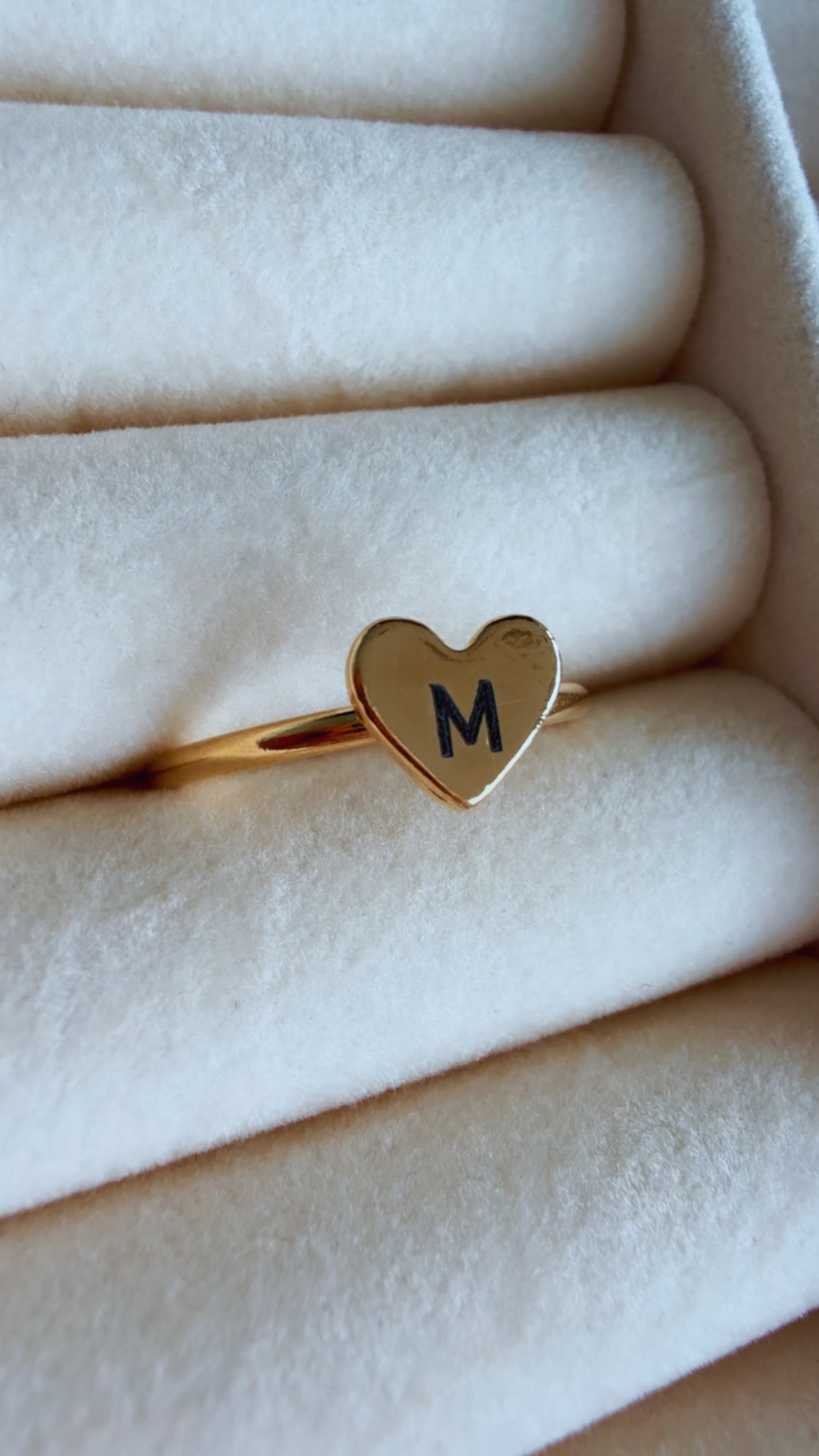 Anel coração com inicial personalizado