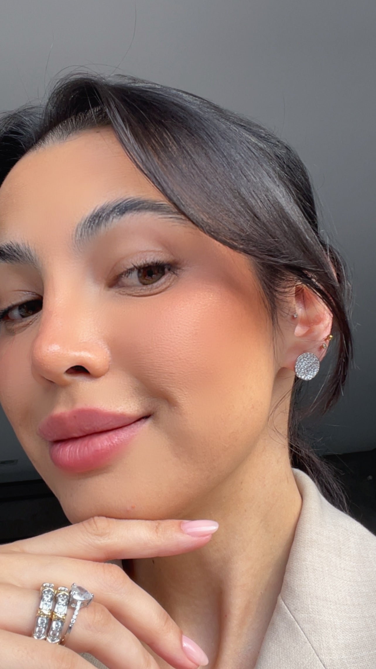 Brinco plate cravejado pequeno níquel