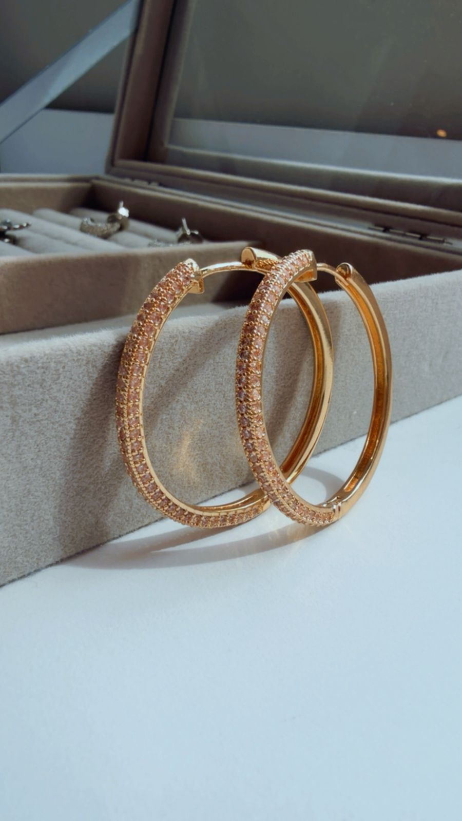 Brinco argola cravejada