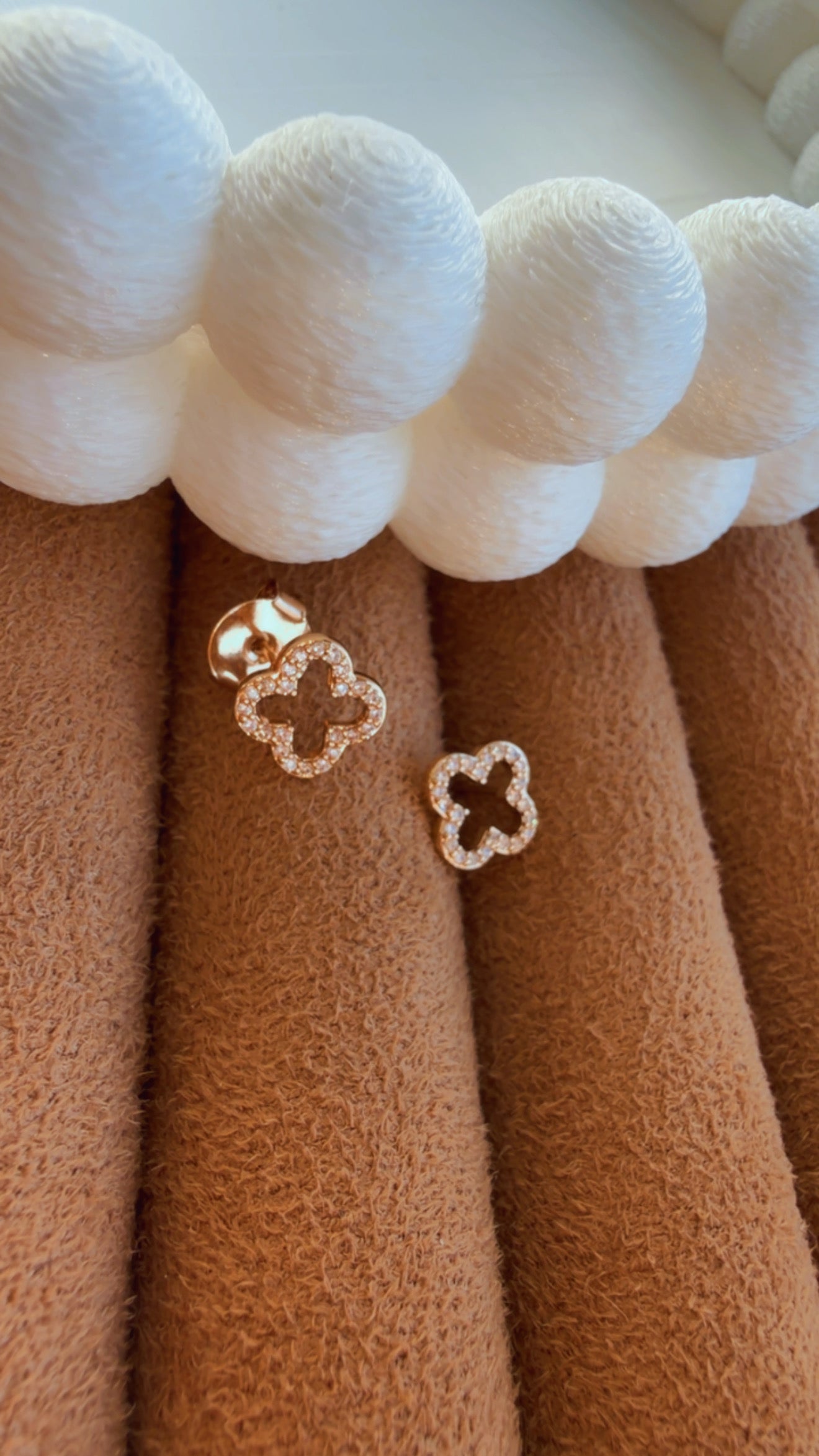 Brinco unique M vazado cravejado