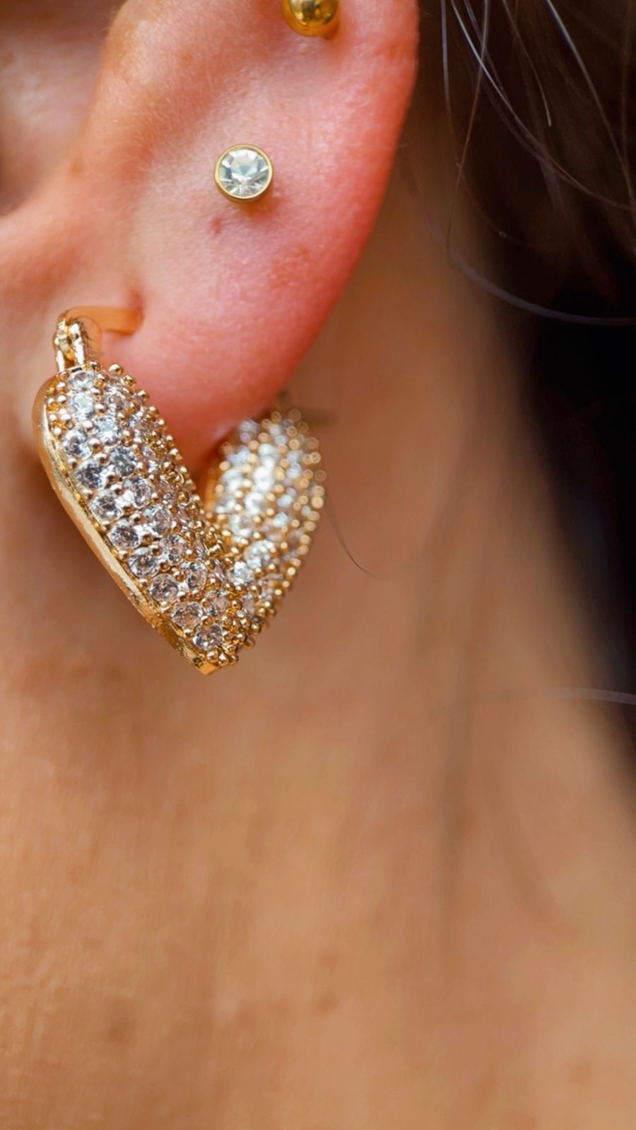Brinco argola coração cravejado