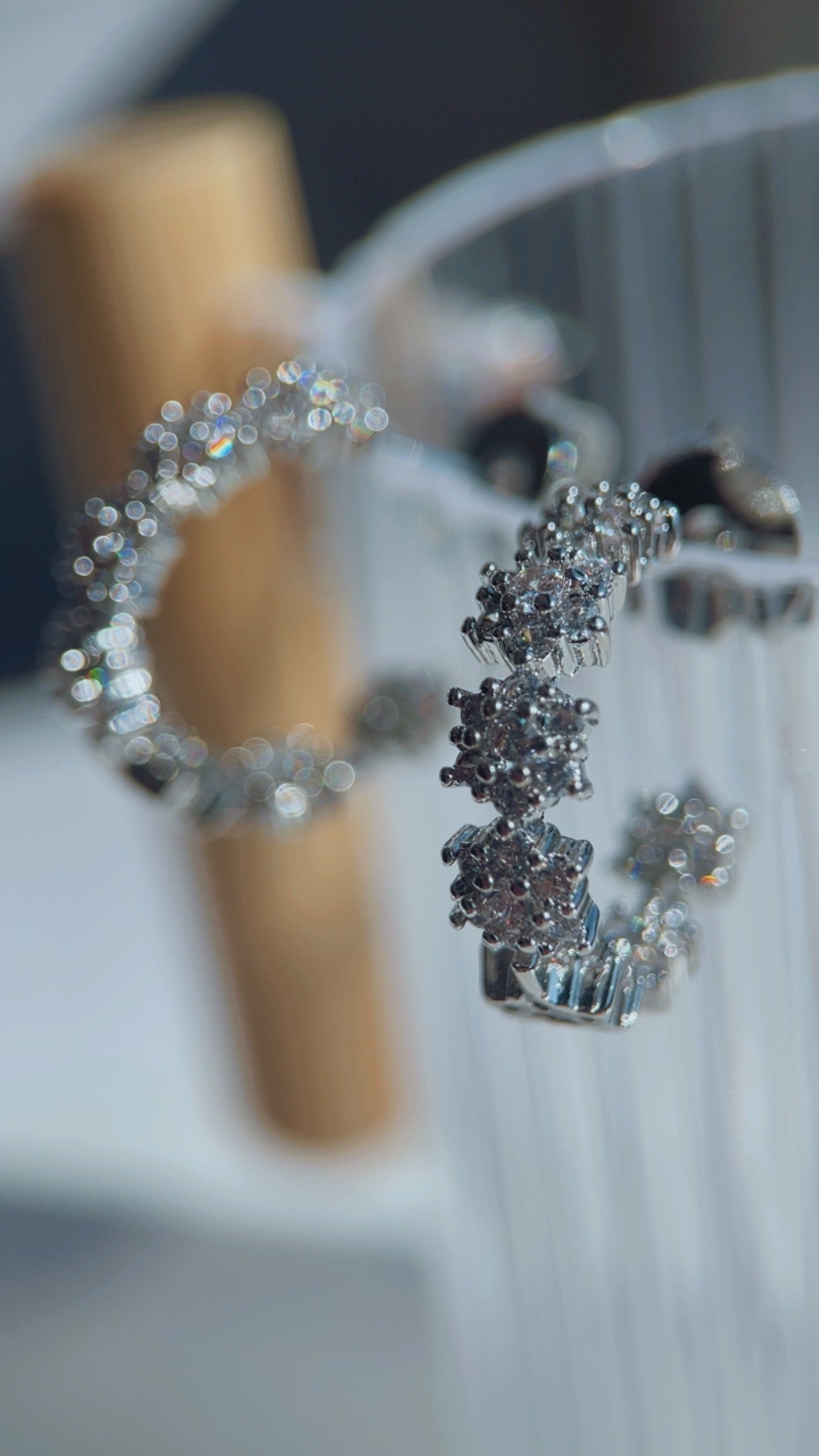 Brinco new flower cravejado ródio