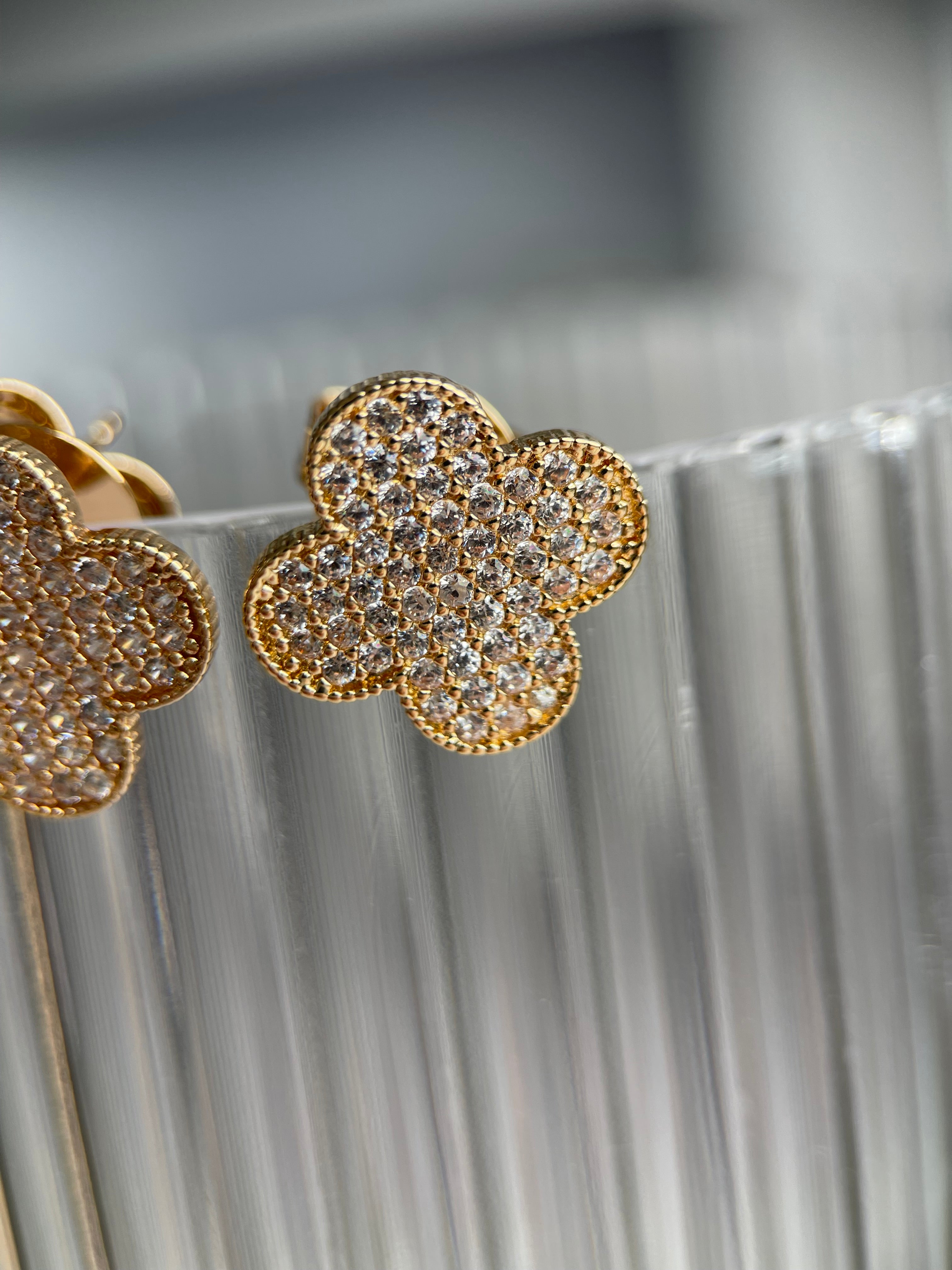 Brinco unique cravejado grande