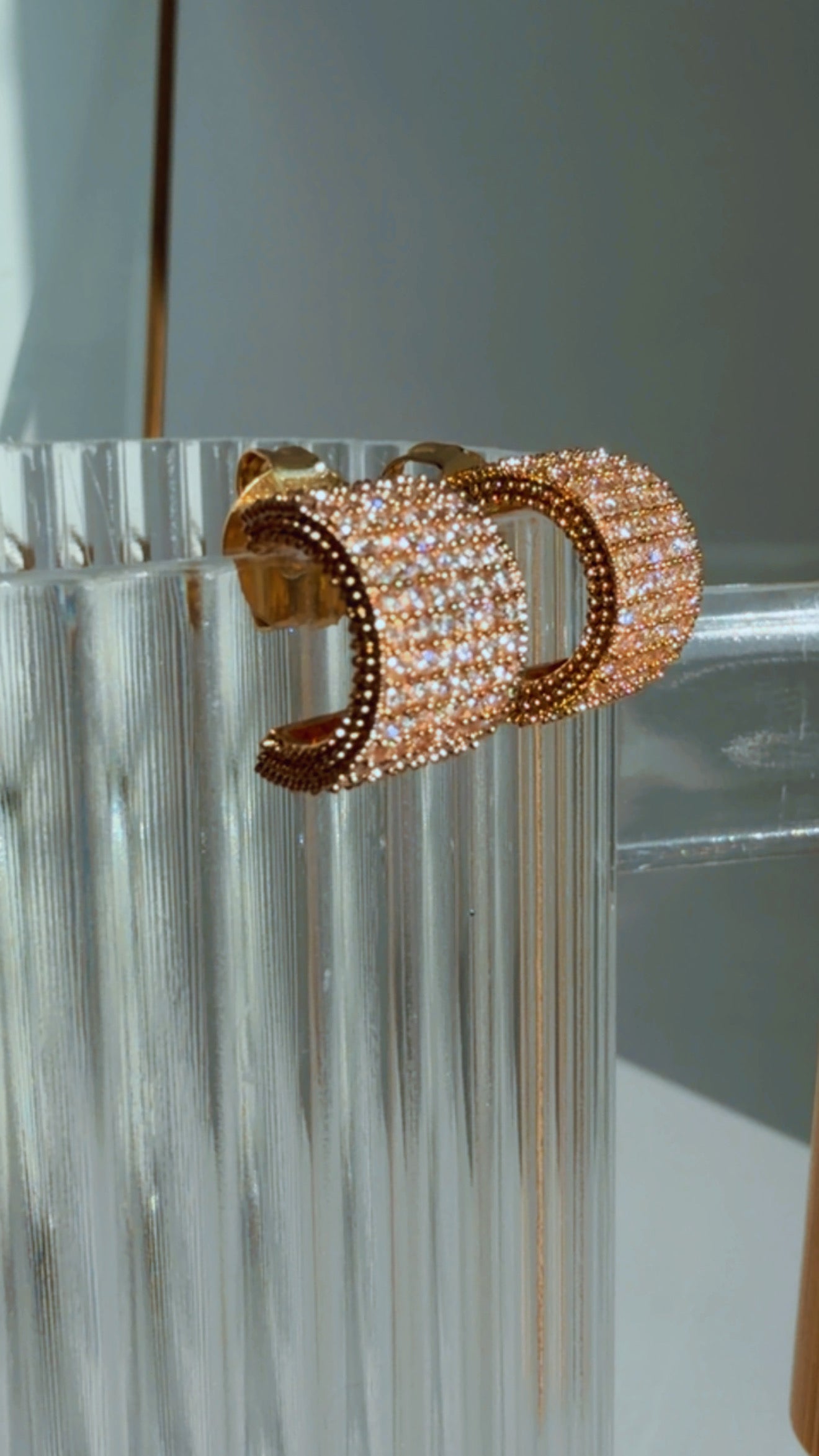 Brinco argola meia lua cravejada