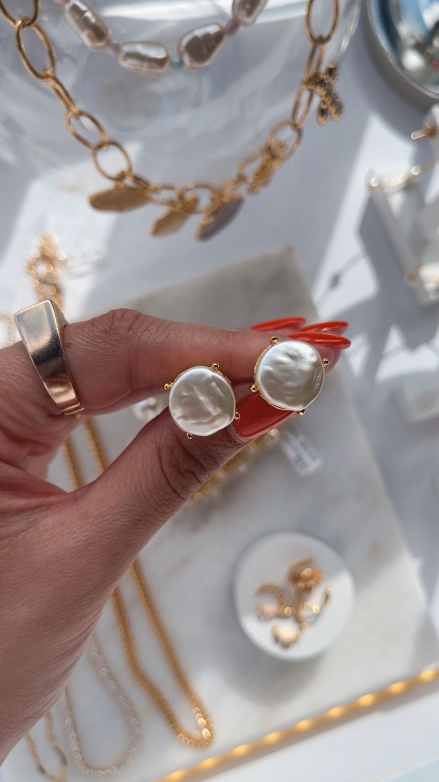 Brinco pastilha base pérola