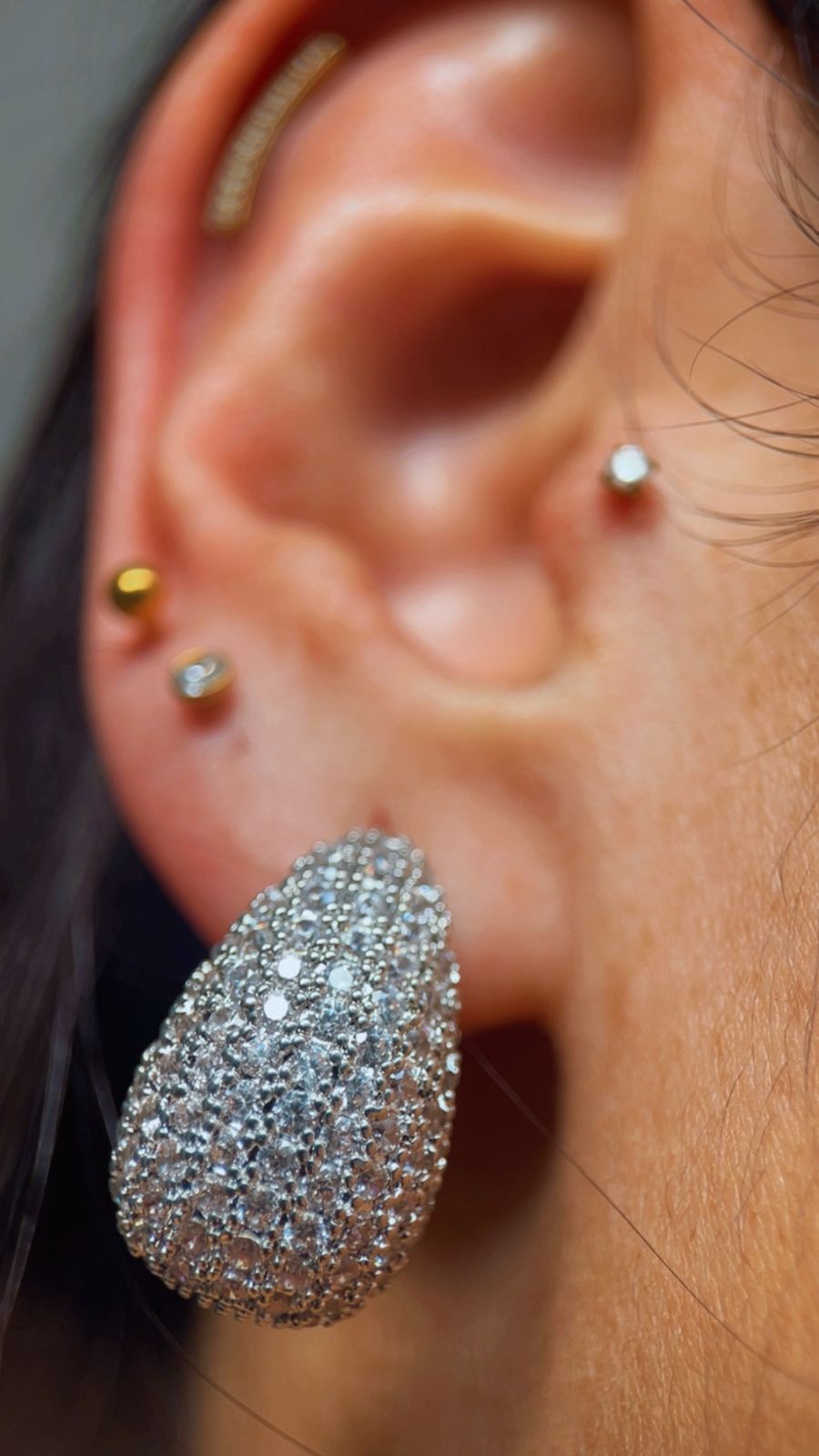 Brinco gota grande cravejada níquel