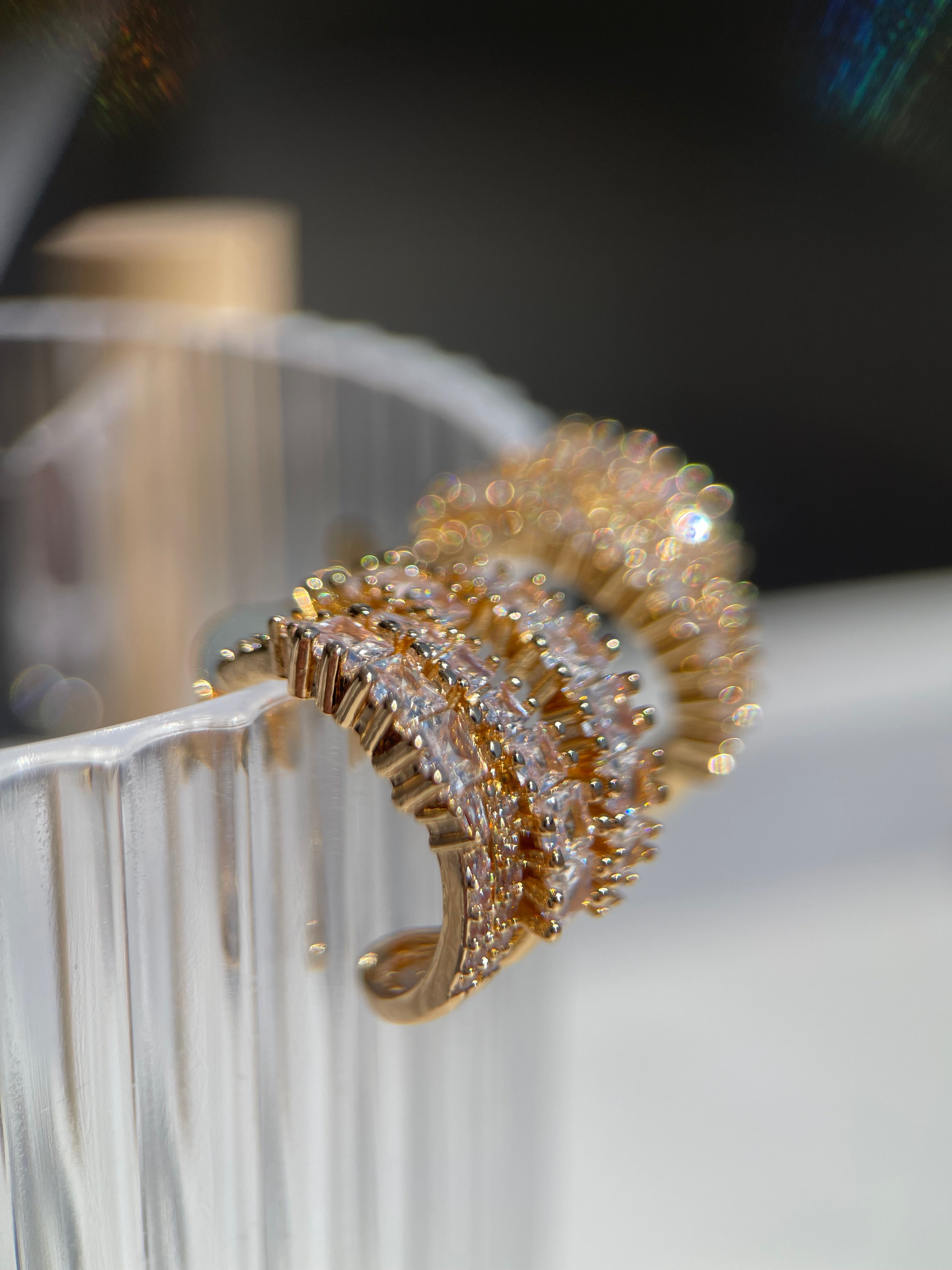 Brinco argola tripla cravejada