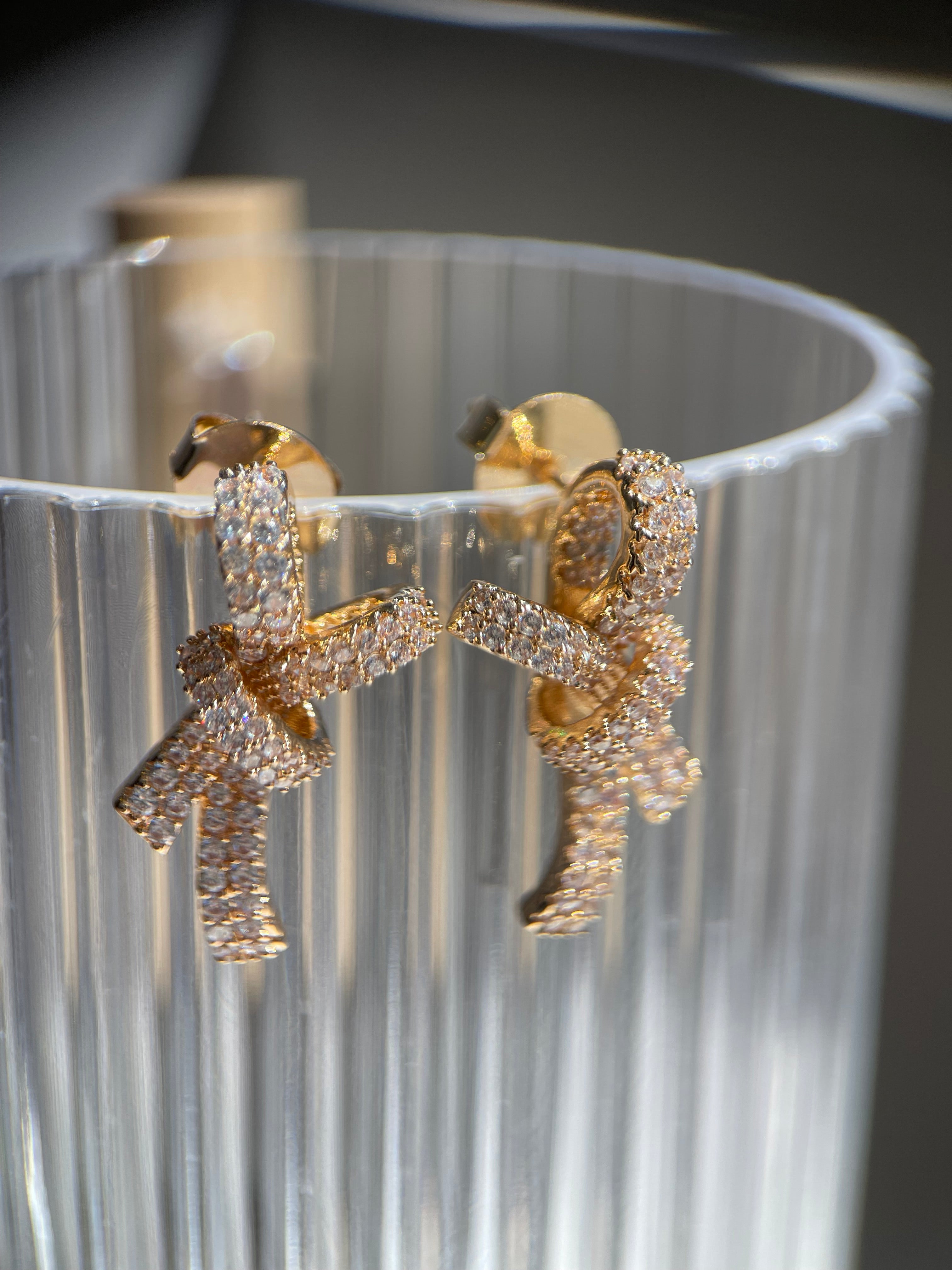 Brinco laço cravejado