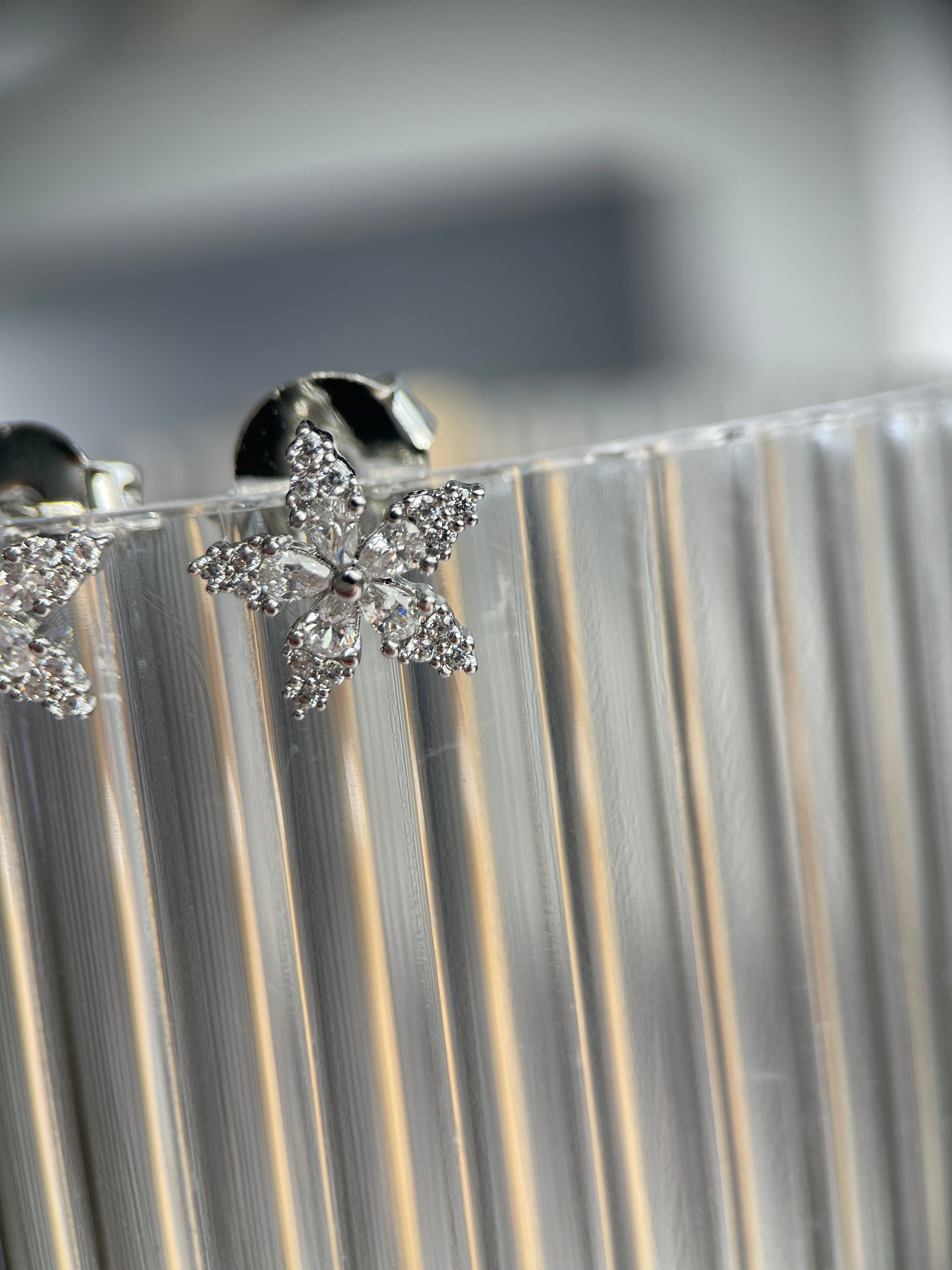 Brinco flor de natal ródio