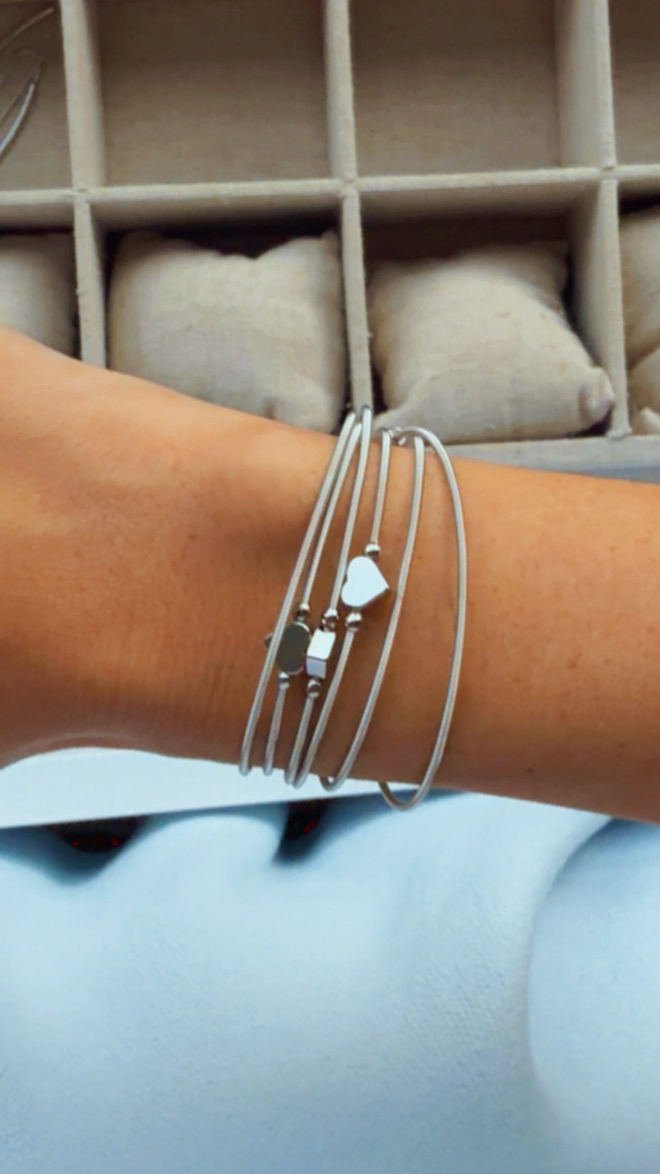 Pulseira string corações ródio fecho em imã
