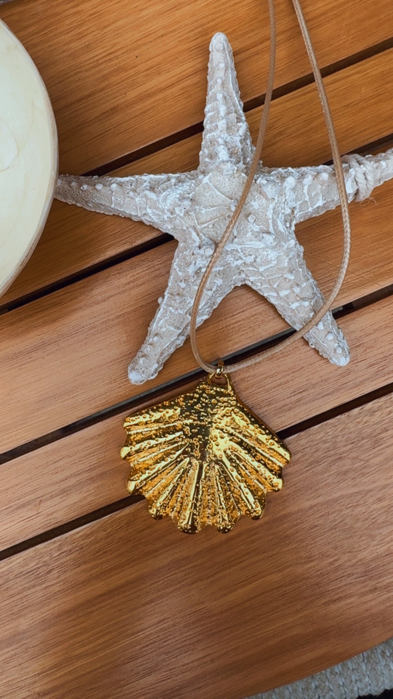 Colar concha dourada longo