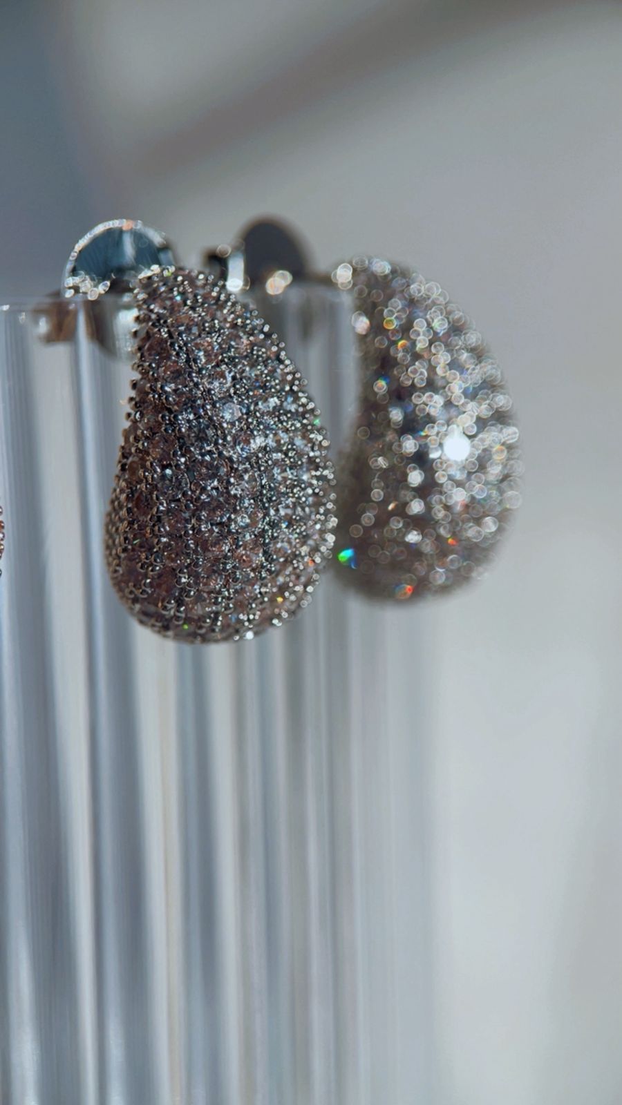 Brinco gota grande cravejada níquel