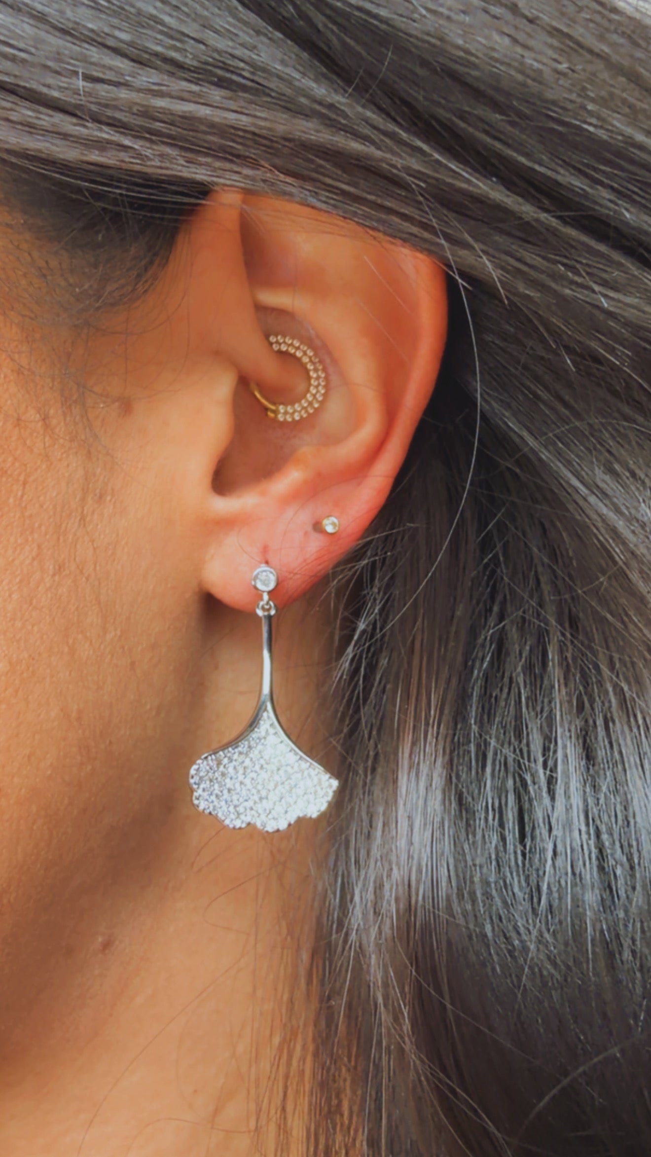 Brinco pendulo ginkgo cravejado niquel