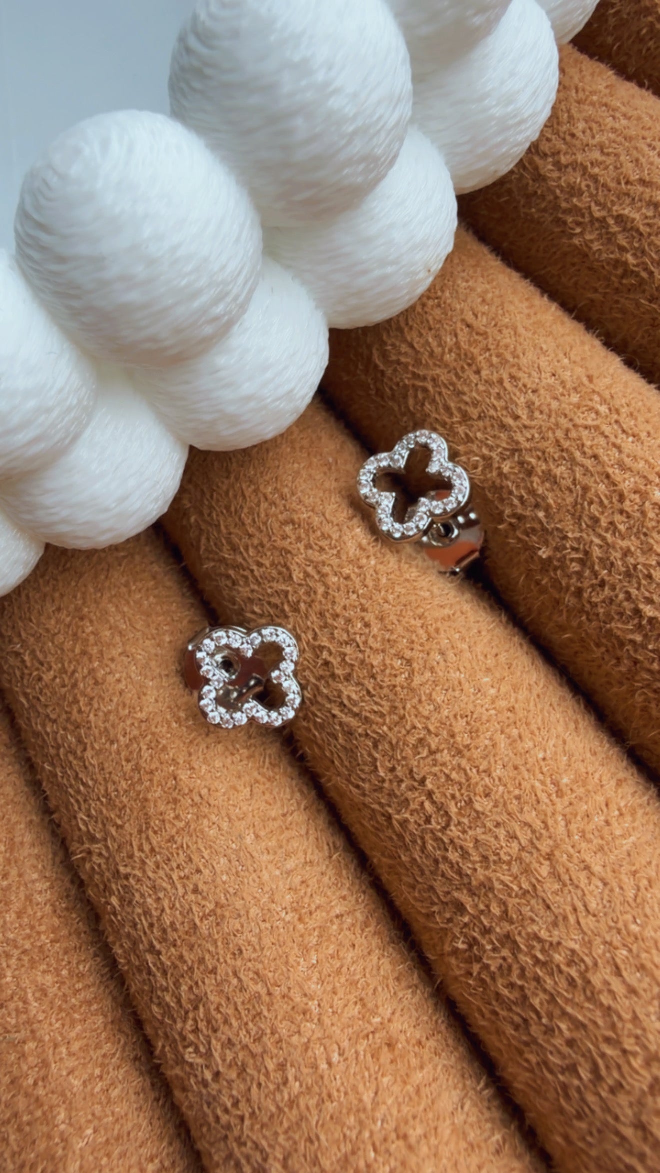 Brinco unique M vazado cravejado níquel