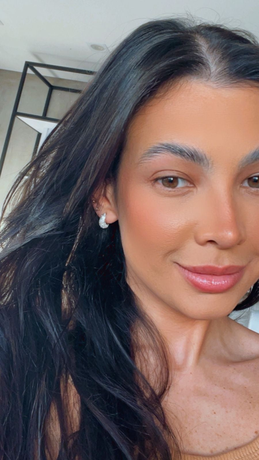 Brinco gota pequena cravejado níquel