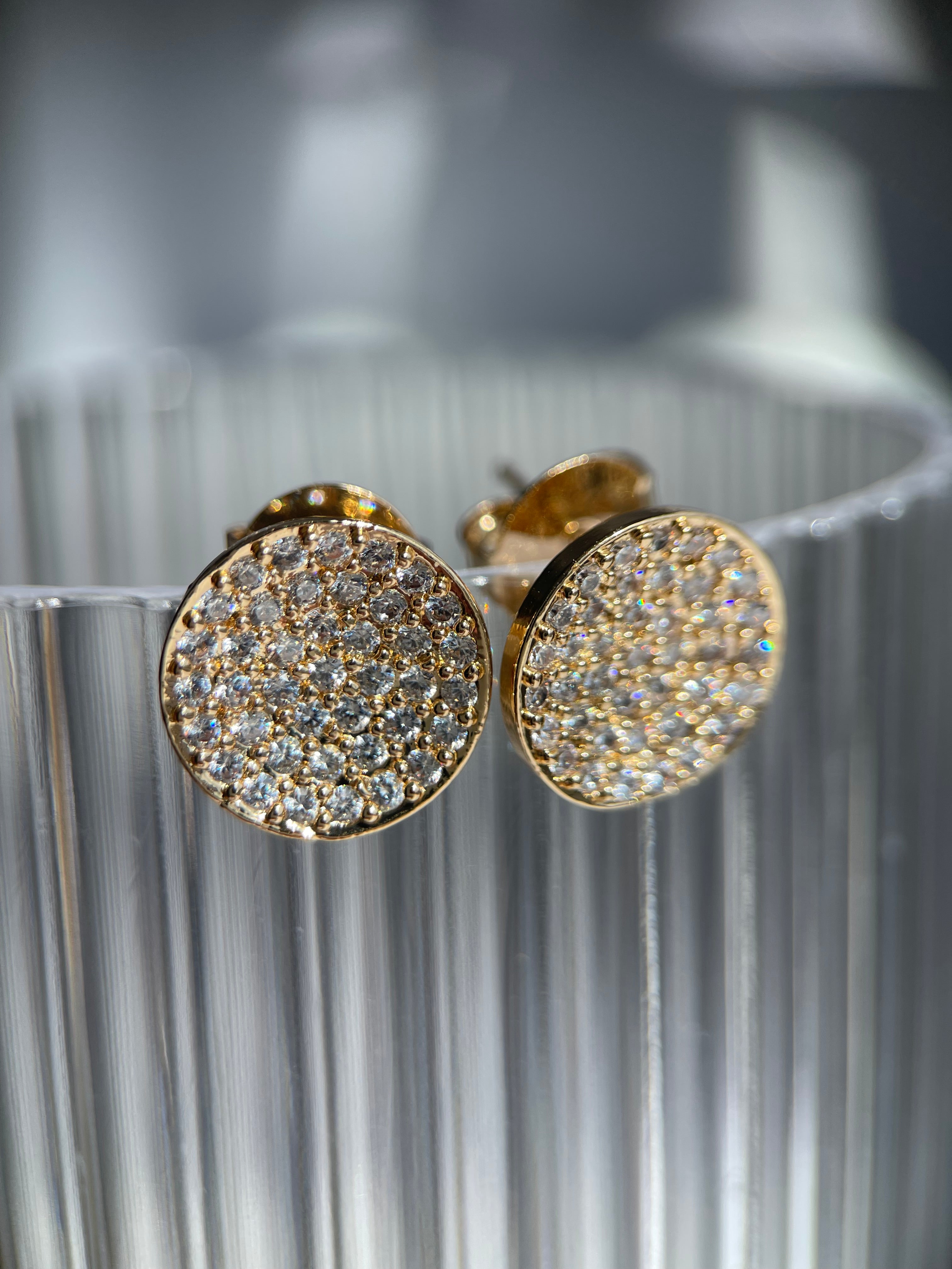 Brinco plate cravejado pequeno