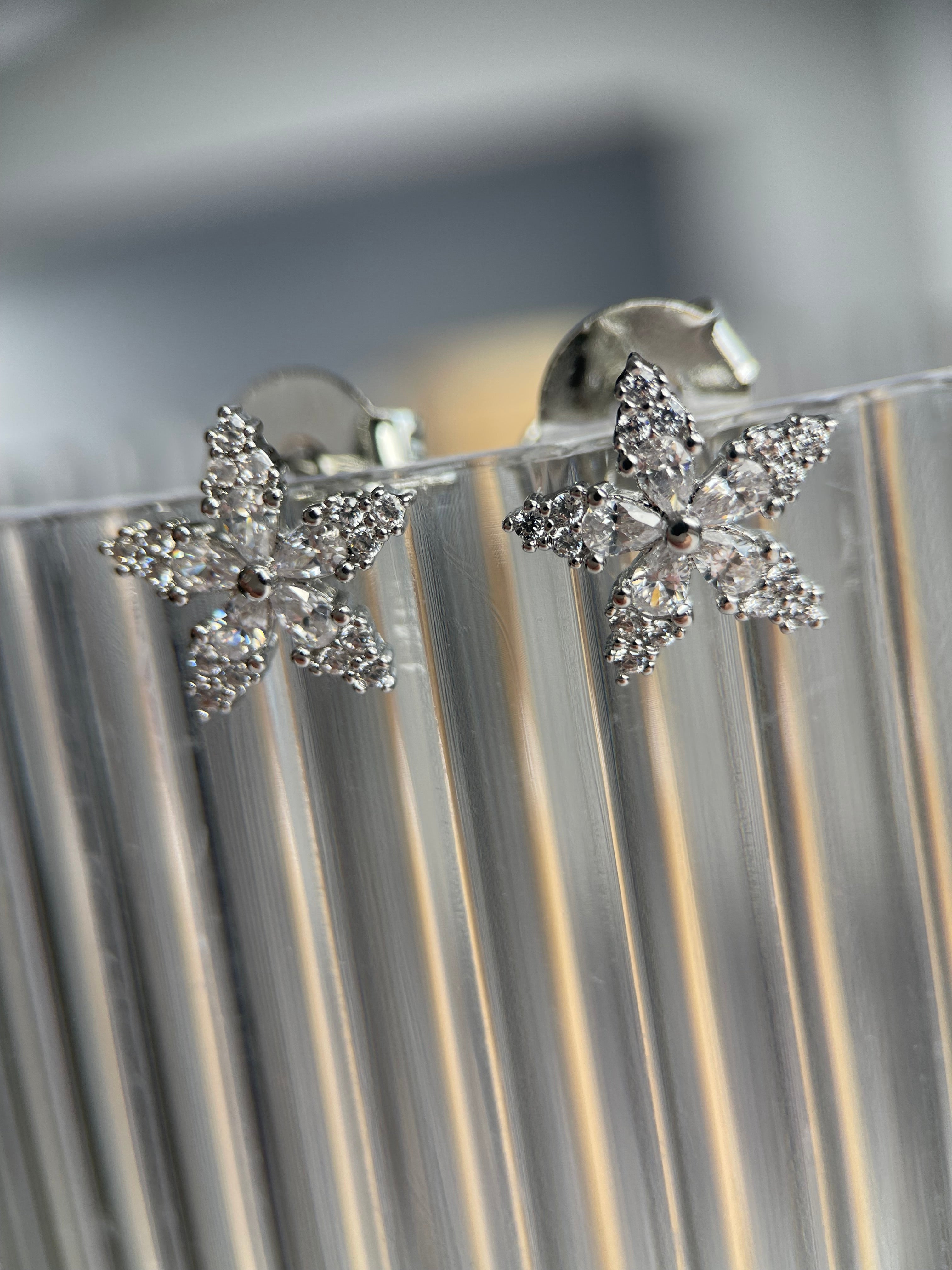 Brinco flor de natal ródio