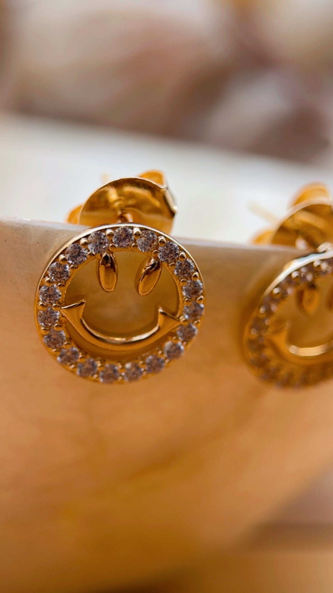 Brinco smile cravejado