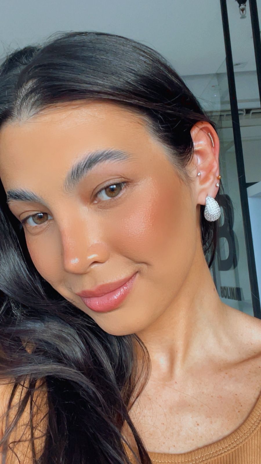 Brinco gota grande cravejada níquel