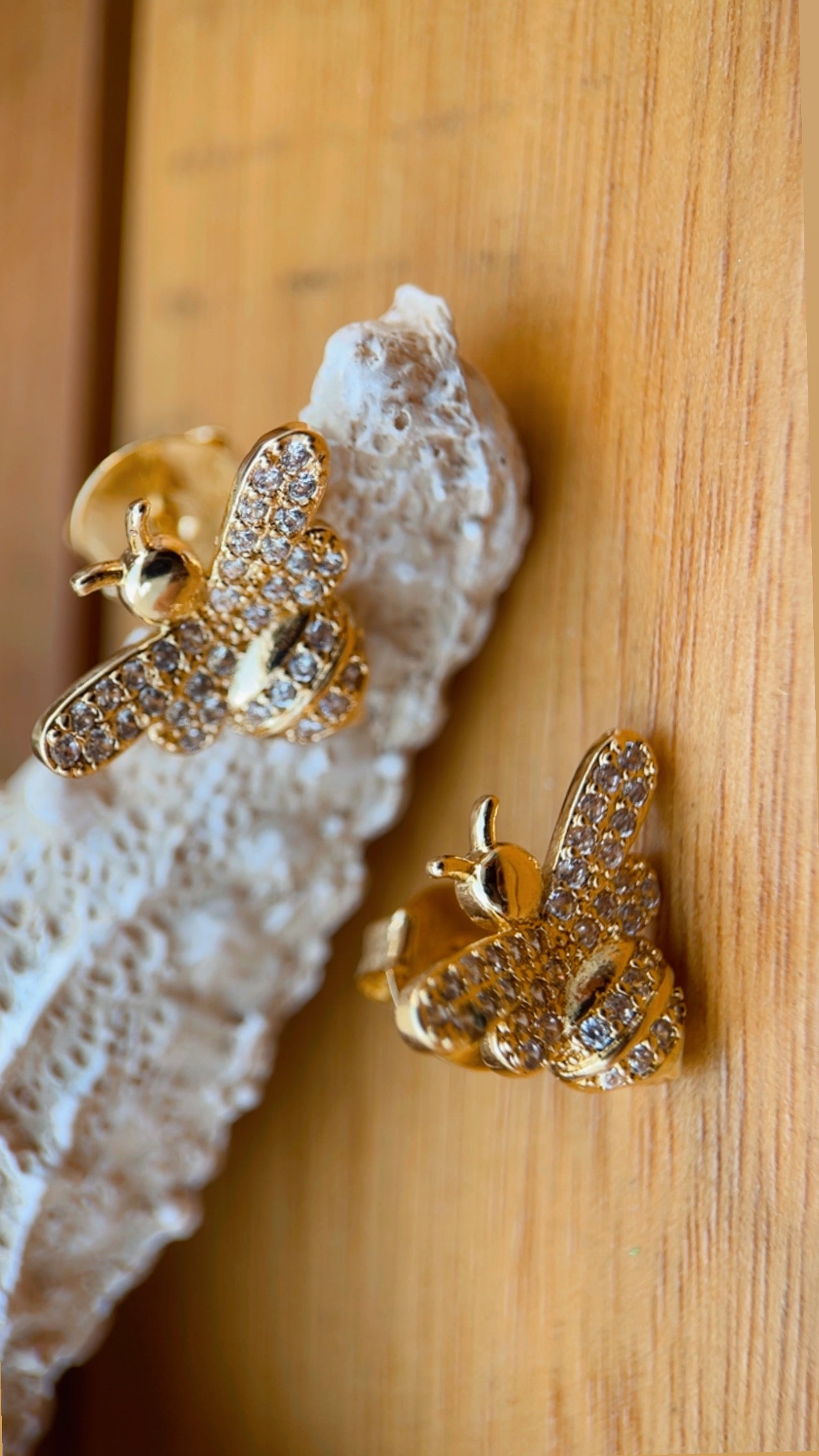 Brinco abelha cravejado