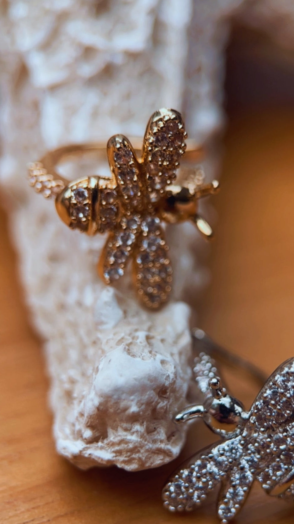 Piercing abelha cravejado