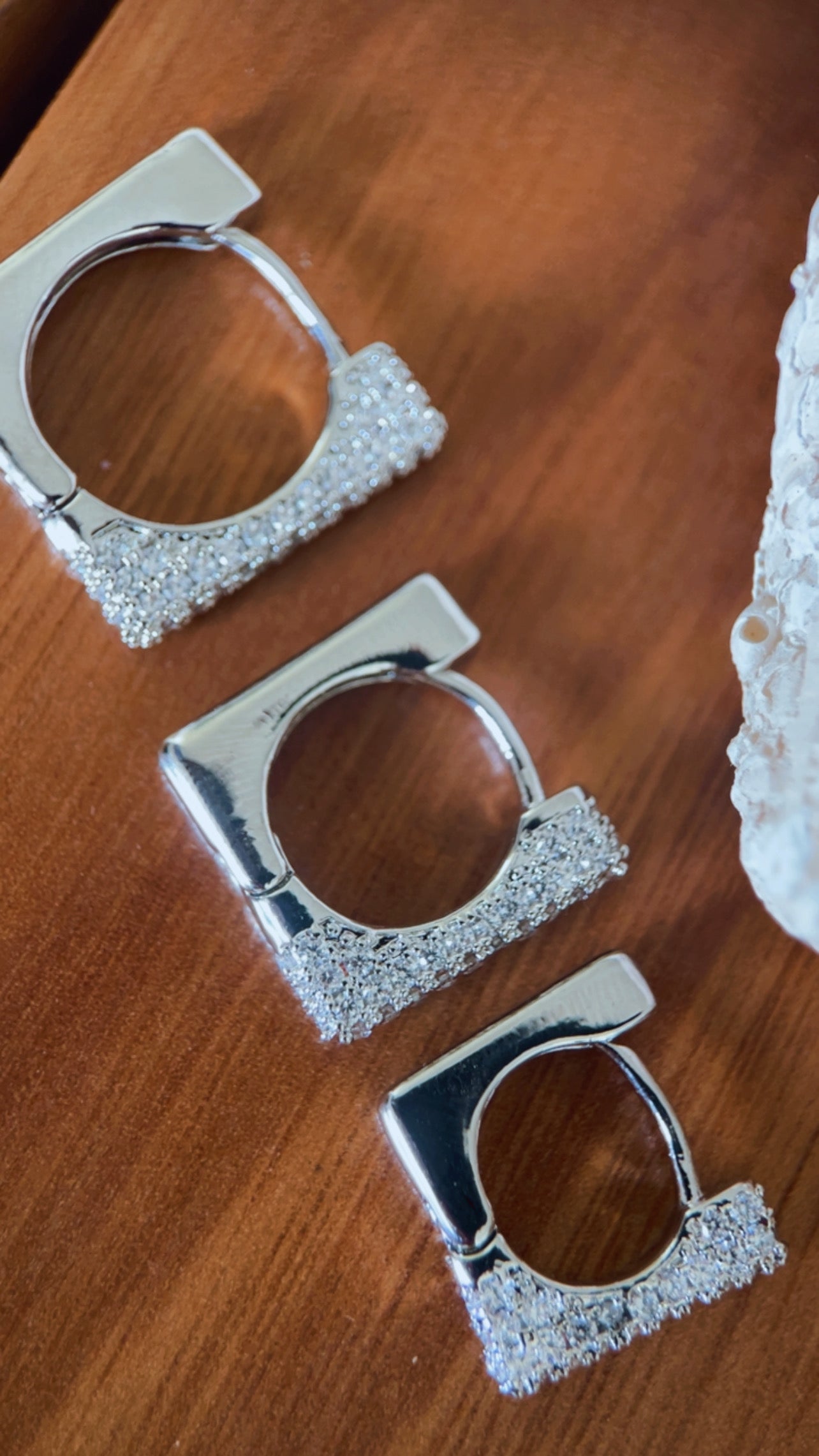 Brinco argola quadrada cravejada níquel