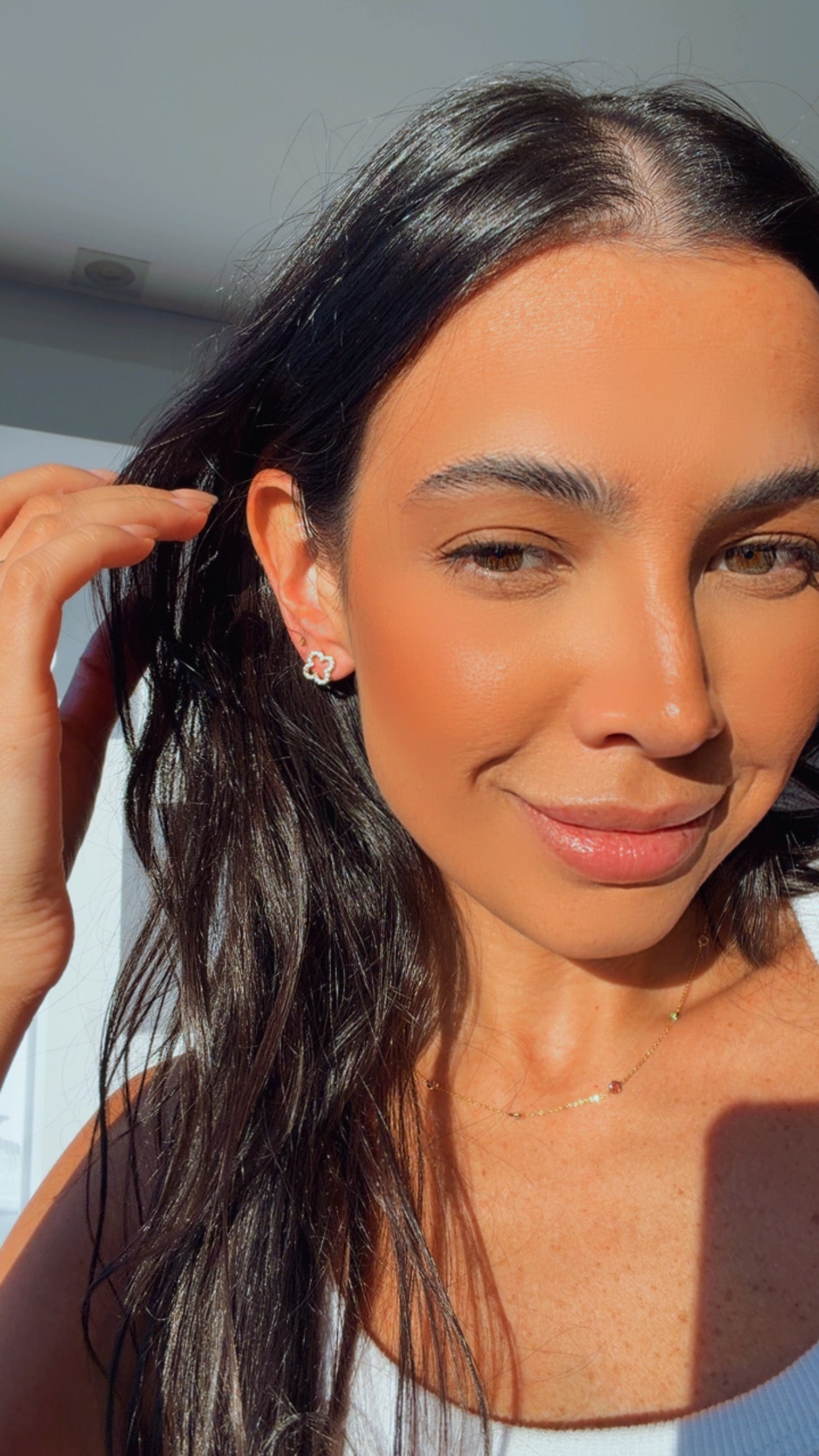 Brinco unique M vazado cravejado