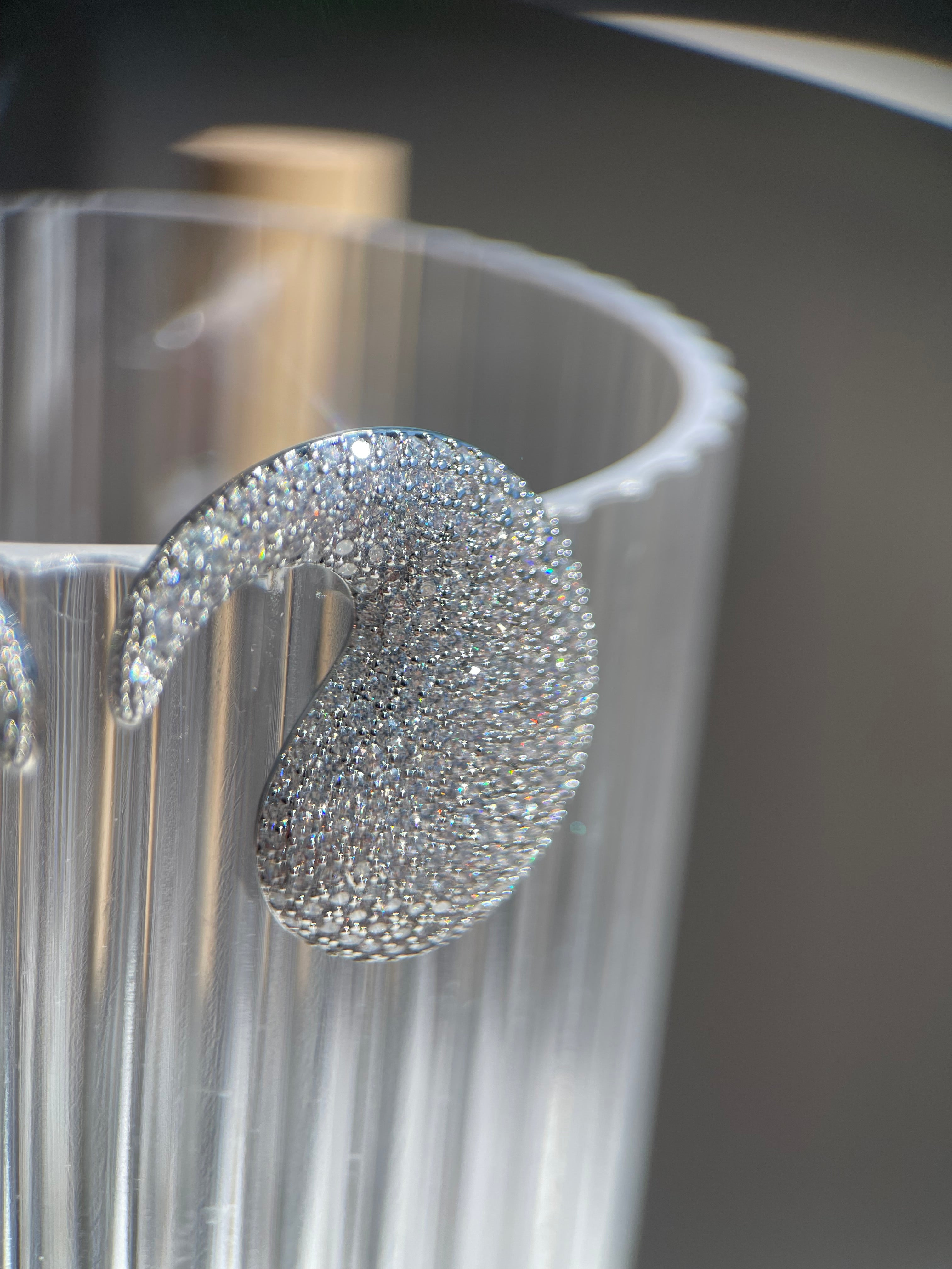 Brinco celebrar cravejado níquel