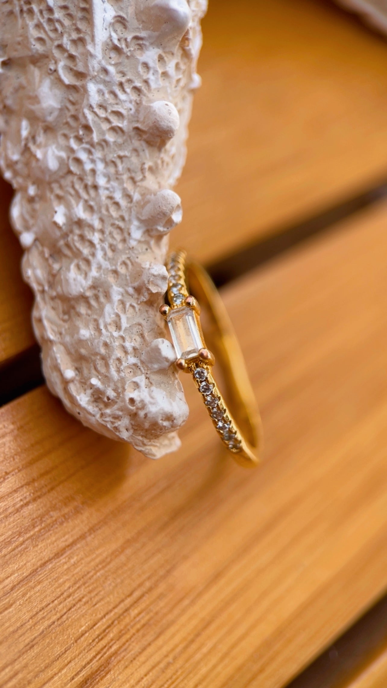 Anel  pedra baguete cravejado