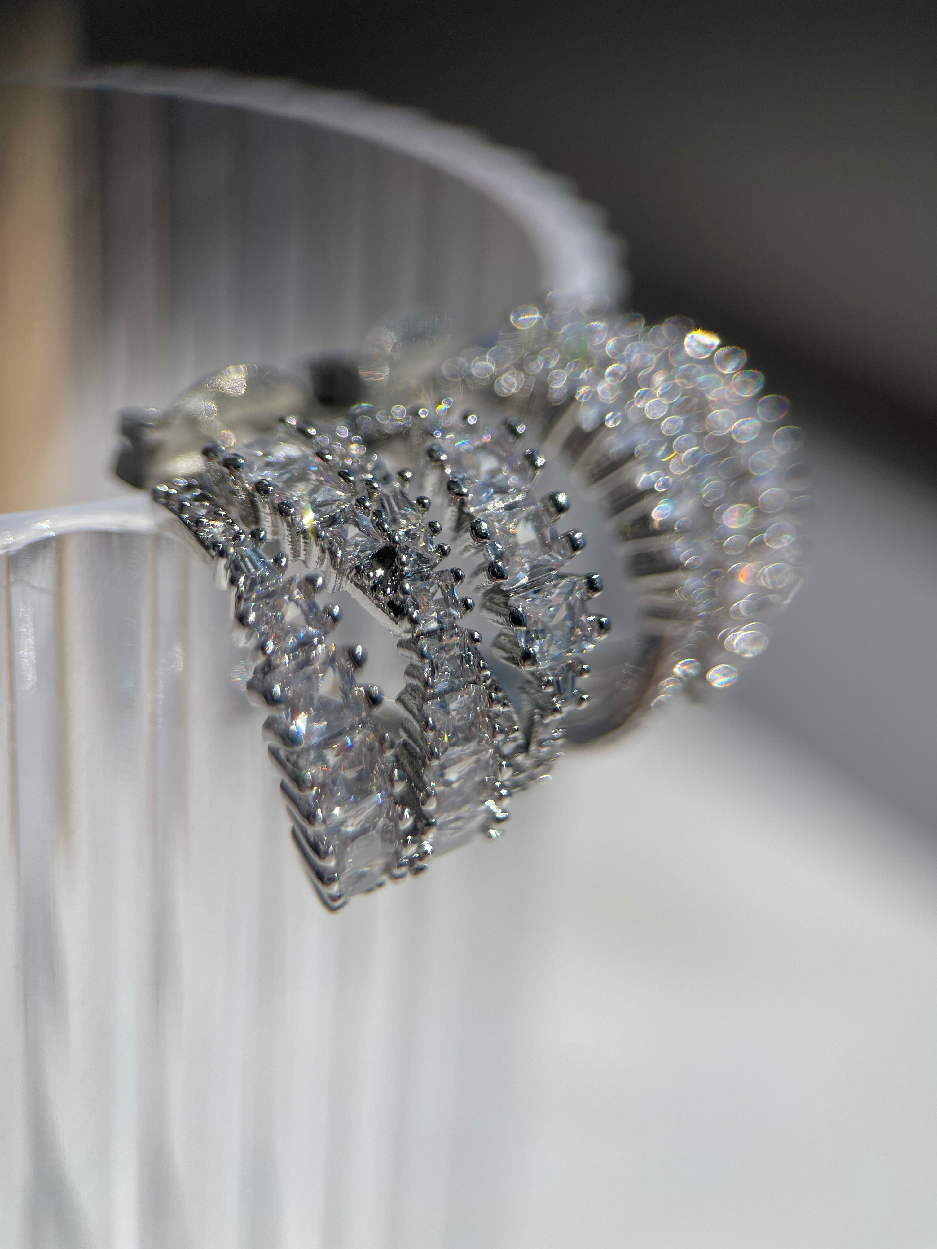 Brinco argola tripla cravejada níquel